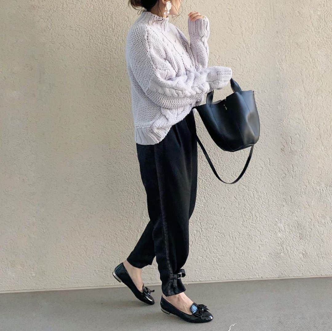 のインスタグラム：「@koh.style  の カンフーパンツ🤤  GONGFU TAPERED TROUSERS  黒でよく見えないんだけど、 後ろ半分　柄なの！  動画だとわかりやすいよ🙌  もう一色のネイビーの方が目立つ柄の色だから　是非見て欲しい❗️  こうゆう　一癖あるけど　 ブラックだし　柄も控えめな感じに見えるから、沢山着まわせそう❤️光沢のある感じも　高見え❤️❤️❤️ サイズは　SとMがあるよ💕☺️  #kohstyle #kohstyling   ----------------------------こんぶコーデ  #カジュアルコーデ  #大人カジュアル#ママファッション #プチプラ#プチプラコーデ#アラフォーコーデ#アラフォーファッション #40代ファッション #シンプル#シンプルコーデ #ファッション#ママコーデ#ママ#大人可愛い #ゆるコーデ #ママリ #ママリファッション  ootd#ootdfashion」