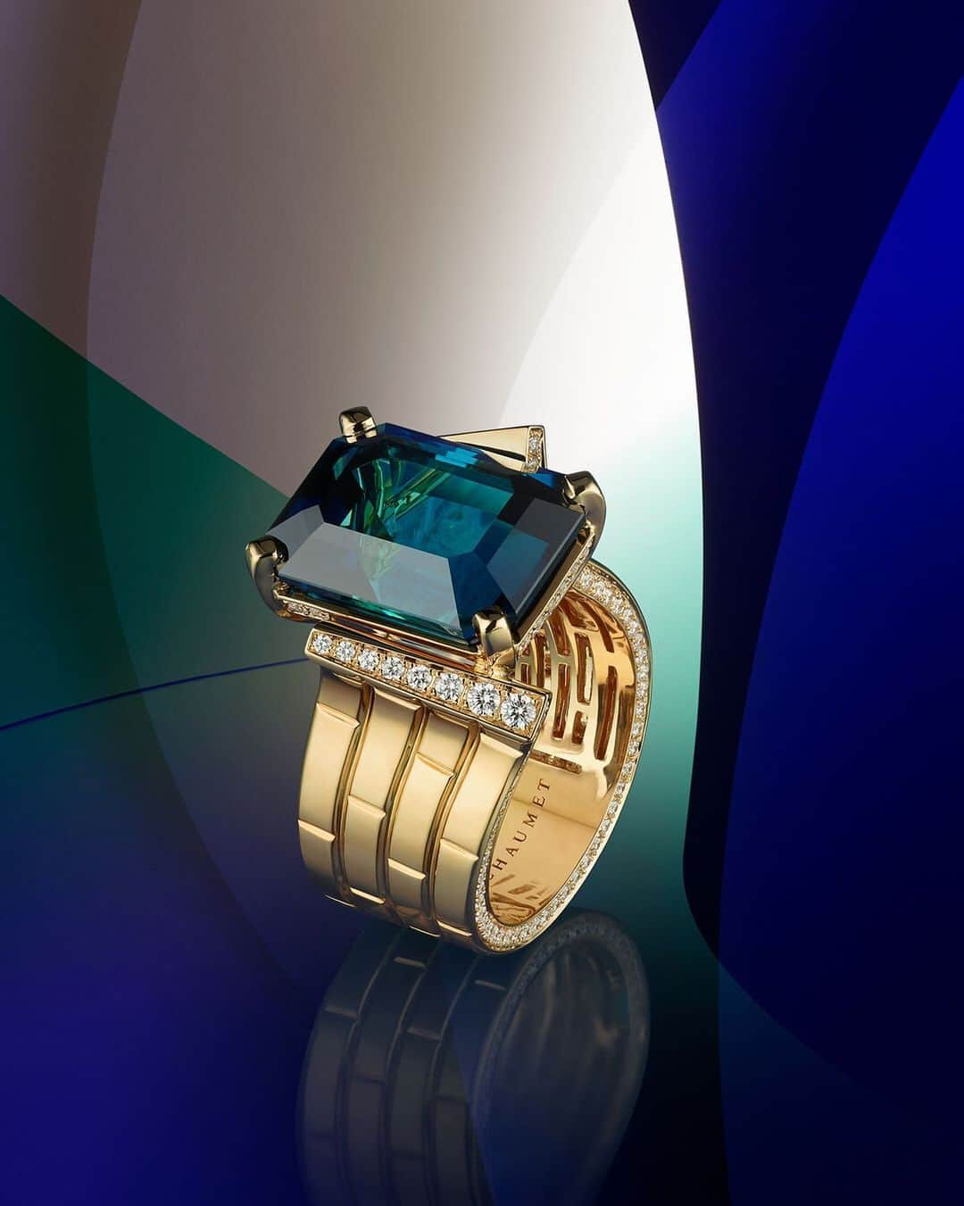 Chaumetさんのインスタグラム写真 - (ChaumetInstagram)「Perspectives on movement. Set with a breathtaking unheated indicolite tourmaline of 11.75 carats, the Ondulation High Jewellery ring enhances a real nature’s wonder. Extremely rare to find in such carat weight, indicolite tourmalines offer mesmerising blue and green shades. By mixing peacock blue with yellow gold, the Maison’s workshop gave this unique piece a wonderful and saturated colour contrast, true to Chaumet’s art of the colour. #Chaumet #PerspectivesdeChaumet #ChaumetHighJewellery #HighJewellery #HauteJoaillerie」11月2日 18時08分 - chaumetofficial