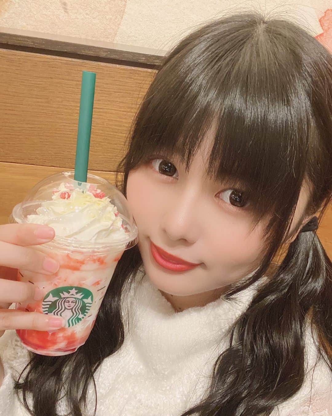 のインスタグラム：「昨日、撮影会の帰りにスタバのベリー×ベリーレアチーズフラペチーノ飲んだよ🥰 まさかのしおりんと同じ日に飲んでて、運命感じた😳  #newpost #photo #photography #starbucks #スタバ #スタバ新作 #ベリーベリーレアチーズフラペチーノ #セルフィー #セルフィー女子 #自撮り #自撮り女子 #selfie #丸顔 #黒髪 #ミスid #ミスid2021 #タレント #グラビア #インスタグラビア #いいね #いいね返し #いいね返しは絶対 #lfl #l4l #likeforlikes #like4likes #instaphoto #instagood #follow #followｍe」