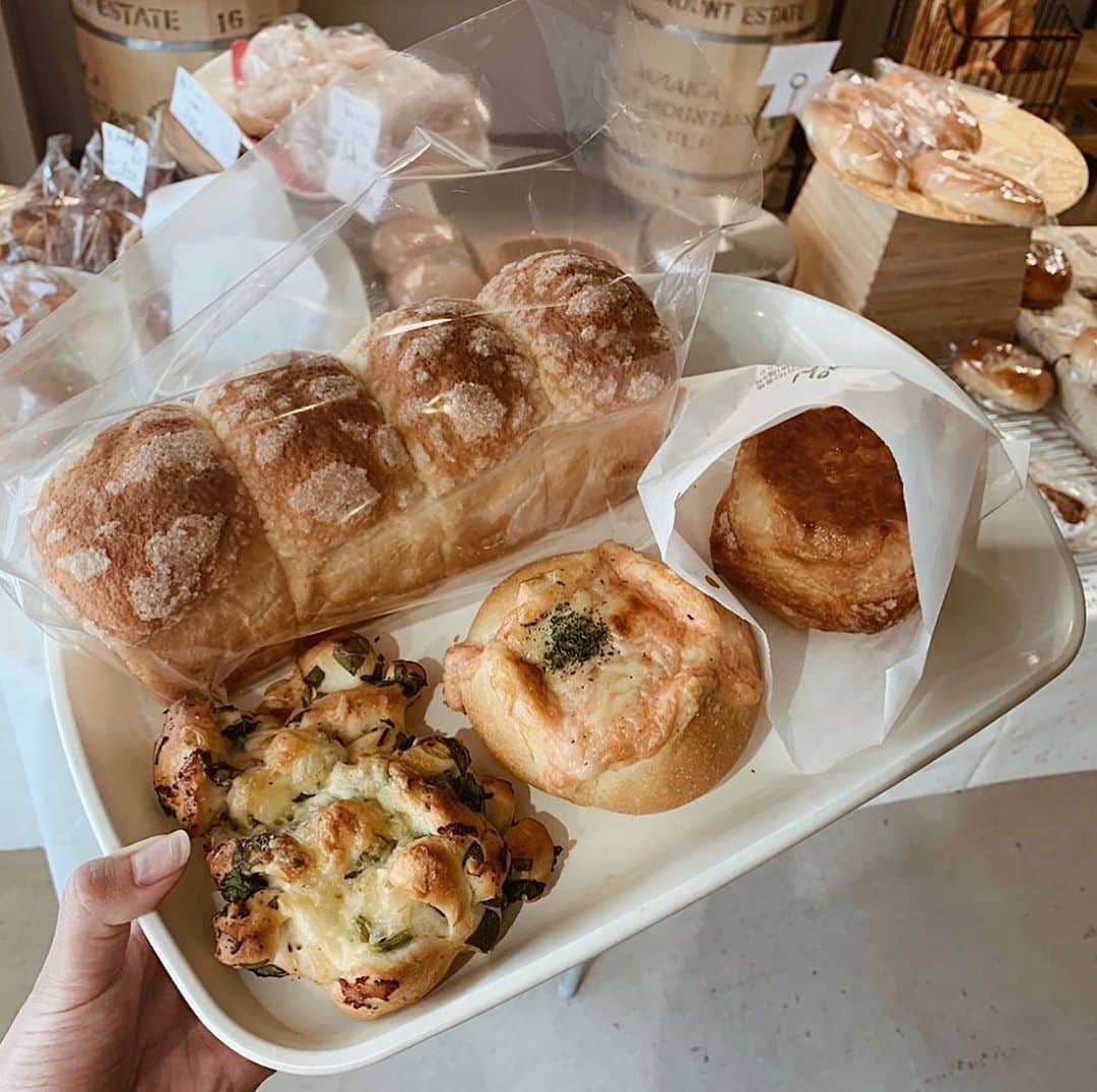 野村明日香のインスタグラム：「﻿ ﻿ ﻿ 愛知県藤が丘にあるパン屋さん﻿ 📍マコぱん﻿ ﻿ いろんな種類があって﻿ 食パンだけでも10種類以上🍞💥﻿ その中でもテレビで紹介されて話題の﻿ メロン食パンが美味しい🤤﻿ ﻿ ﻿ #愛知 #藤が丘 #パン屋さん #パン屋 #マコぱん #モーニング #藤が丘駅 #メロン食パン #お惣菜パン #食パン #クイニーアマン #メロンパン」