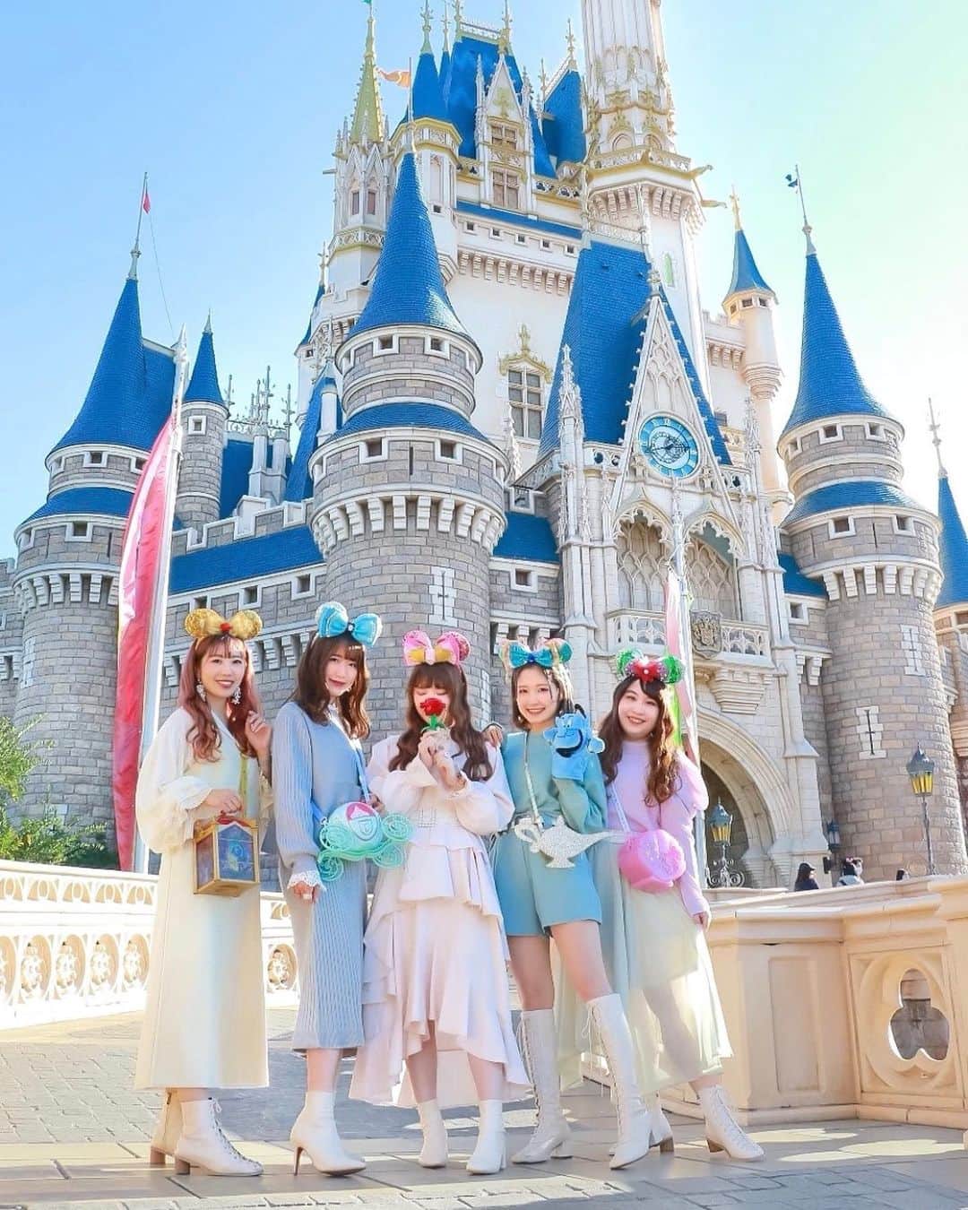 Kanaのインスタグラム：「ㅤ ㅤ 𝔇𝔦𝔰𝔫𝔢𝔶 𝔭𝔯𝔦𝔫𝔠𝔢𝔰𝔰 👸🏼💓 ㅤ 🐠💜 @a_yaka77 🏰💙 @kalnnas2 🥀💛 @mgmilk___ 🧞‍♂️💚 @yagichan0819 🌹💗 @___peterpanda_honey_ ㅤ 1枚目はフォトキー 2枚目はiPhoneで撮った写真🏰🤍 ㅤ ┄┄┄┄┄┄┄┄┄┄┄┄┄┄┄┄┄┄┄ あやかなめぐやぎぽんフリマイベント 詳細&予約開始日が決まったので 改めて4枚目以降に載せておきます💭💘 ㅤ 第一希望の時間帯でのご案内は 先着順になるので、 予約開始後お早めのDMを @ayakanameguyagipon まで お願いします🧸📮💌 ( 11/9 21:00より前のフライング送信は カウントされないので お気をつけください🙇🏻‍♂️ ) ㅤ 一応この投稿で 予約開始日時をイベント設定してあるので 不安な方はぜひ通知登録を🥺💭💓 ┄┄┄┄┄┄┄┄┄┄┄┄┄┄┄┄┄┄┄ ㅤ 【予約時記入事項】 ・フルネーム( カタカナ ) ・InstagramアカウントID ( 複数名で参加される方は 同伴者のアカウントID、フルネームの記載も お願い致します ) ・参加人数 ・参加希望時間帯 ㅤ第一希望 ㅤ第二希望 ㅤ第三希望 ㅤ ┄┄┄┄┄┄┄┄┄┄┄┄┄┄┄┄┄┄┄ ㅤ 当日、私は今のところ 1,000〜3,000円くらいの価格設定で 色々持っていく予定です😽❣️ 値引き交渉もOKですよ〜😆✊🏻❕ ㅤ みんな来てくれるかなぁ🥺💭 たくさんのフォロワーさん方と 会えるのを楽しみにしています🥰 ㅤ ┄┄┄┄┄┄┄┄┄┄┄┄┄┄┄┄┄┄┄ ㅤ ㅤ ㅤ ㅤ ㅤ #あやかなめぐやぎぽん ㅤ #kana_disney #kana_disneybound ㅤ ㅤ #東京ディズニーランド #ディズニーランド #東京ディズニーリゾート #シンデレラ城 #ディズニープリンセス #アリエル #シンデレラ #ベル #ジャスミン #オーロラ姫 #ディズニーバウンド #シンデレラバウンド #ディズニーコーデ #tokyodisneyland #tdl #tokyodisneyresort #tdr #disneyprincess #disneybound」