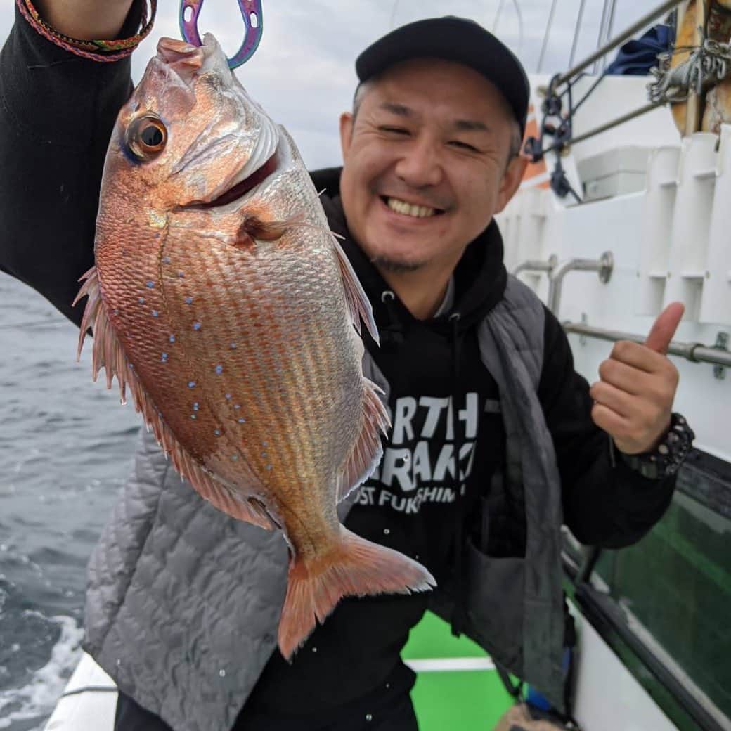 今日ヤバイ奴に会ったのインスタグラム：「船釣りの楽しさを覚えました 鯛を大きく見せる方法も」