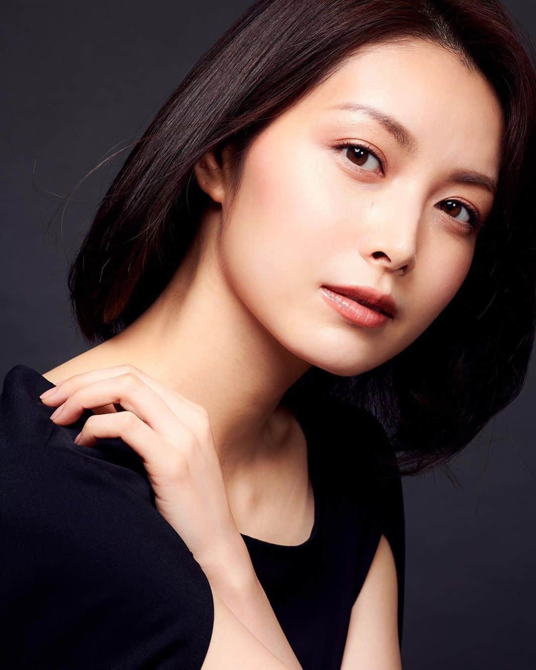 のインスタグラム：「プロフィール写真が新しくなりました。 これはアザーカットです。  今回御協力くださった皆様本当にありがとうございました。 安心する人たちに囲まれ、 楽しい撮影でした！  がっつりメイクの別バージョンもあるのでそれも今度載せますね！」