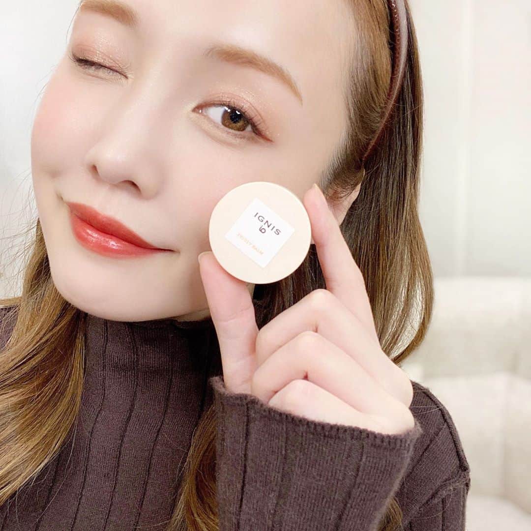 海老原りさのインスタグラム：「🌼イグニス イオのマルチバーム🌼﻿﻿﻿ ﻿﻿﻿ ﻿﻿﻿ ﻿﻿﻿ 見て見てこのコロンとしたフォルム😍﻿﻿﻿ ﻿﻿﻿ こちらオーガニックのうるおい成分を配合した﻿﻿﻿ マルチバームなんです〜！かわいい💕﻿﻿﻿ ﻿﻿﻿ イグニス イオ フルーティ バーム﻿﻿﻿ イグニス イオ フレッシュ バーム﻿﻿﻿ イグニス イオ フローラル バーム﻿﻿﻿ ↑ 3つの香りがあるんだけど﻿﻿﻿ 私はアプリコットハニーの香りの﻿﻿﻿ フルーティ バームを愛用中。﻿﻿﻿ ﻿﻿﻿ 秋になって乾燥が気になってきて🥺🤚🏻﻿﻿﻿ ﻿﻿﻿ でも リップ、ハンドクリーム、スタイリング剤、﻿﻿﻿ 全部持ち歩くとなると荷物👜がかさばる…﻿﻿﻿ ﻿﻿﻿ マルチバームは﻿﻿﻿ くちびる、ヘア・指先・ボディに使えるから﻿﻿﻿ 鞄にこっそりと忍ばせて﻿﻿﻿ 手が乾燥してきたなって時に使ったり﻿﻿﻿ 口紅を塗り直す前に使ったり﻿﻿﻿ 前髪の束感つくるのに使ったりしてるよ✨﻿﻿﻿ ﻿﻿﻿ ﻿﻿﻿ コンパクトサイズなのですごく便利😛👍🏻﻿﻿﻿ ﻿﻿﻿ ﻿﻿﻿ ﻿﻿﻿ @ignis_io_official﻿﻿﻿ #リップケア#保湿ケア#バーム#イグニスイオバーム#マルチバーム#イグニスイオ #PR」