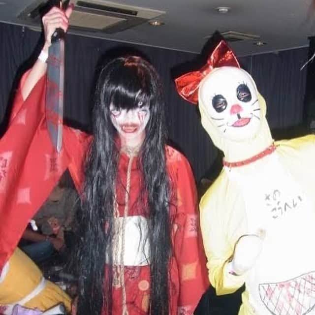 尾崎紗代子さんのインスタグラム写真 - (尾崎紗代子Instagram)「. ハロウィンまでにねずこが間に合わず 初日はウッディとたんじろう。 次の日に竈門兄妹。 子供の場合は毎年もうただのコスプレに してしまってるけどいいよね。笑 . しかし 親的には 本当に たまらん。 . たんじろうの背負ってる箱は私の手作り。 . 段ボールにそれっぽく描いて、 引き出しとかをロックするやつが余ってたので 貼り付けて黒く塗りました。 リュックを中に埋め込んで、 肩ベルト？の部分だけひょっこり出して完成。 . 私は何もしてませんので過去の写真を少し 引っ張り出しときます。笑 . #momlife #mommylife #mommy  #ママリ #育児 #男の子ママ #女の子ママ　#ママライフ  #4歳 #1歳  #二人育児 #motherof2 #motherhood  #baby #kidsgram_tokyo #babyphotography #babyphoto #コドモノ #ベビフル #mamanoko #鬼滅の刃 #鬼滅の刃コスプレ #コスプレ #Halloween #halloweenmakeup #halloweencostume #ハロウィン #halloween2020」11月2日 18時19分 - osayo_osayo