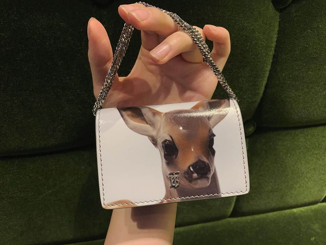 ぐんじりなのインスタグラム：「. 博多で一目惚れした バーバリーのお財布🦌🦌 鹿さんも水色もシルバーの チェーンも全部可愛い🦌 バブありがとう🦌 . #burberry #miniwallet #転職祝い」