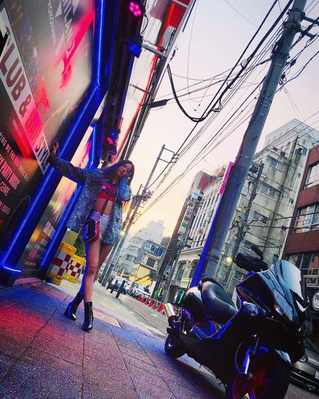 のインスタグラム：「Life❤️💛💜💚﻿ ﻿ ﻿ #dancer #choreographer #picture #neon #fashion #japanesedancer #highheals」
