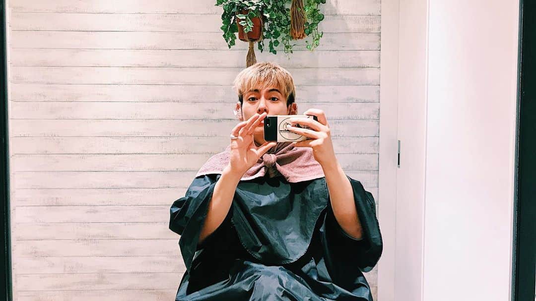 榊原徹士のインスタグラム：「Gold to Black. I'm gonna tell you one thing, I dyed my hair because I had couple of gray hair it was annoying me. So decided to turn blond. Blond hair was so good but I have to  turn back to black again. Always when we turn to black. "Men's best style is Black." We use to say this in Japan.Lol Hello November and this month I'll try English lesson so come on to my class. See yall ASAP.  金黒、ヒカルさんはここれを毎度してると思うのと実にすごいメンテナンスをされてます。黒に染めた理由としてはね、白髪が多くて気になったからどうせなら全部染めちゃえって言ってああなりました。共感してくれる方がいると信じてはいます。お仕事のために再び戻しましてその度に思い出す「男は黙って黒髪っしょ!!」きっとそうやねんけど、金髪も最高やで。 今月は英会話の授業をやります。11月の後半の休日予定ですので皆久しぶり聞きに来て。  #salon #dyedhair #blond #gold #asap #yolo #lonessginza #thankyou #絶対昔より金が綺麗になってる #塗料がめちゃめちゃ良くなってる #知らんけど #男は黙って黒 #誰が言ったん」