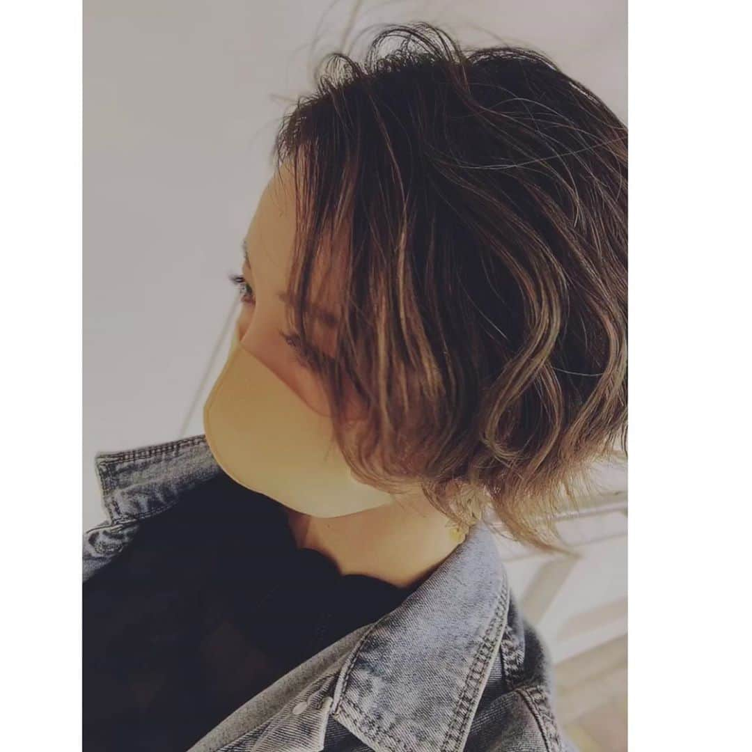 咲希あかねさんのインスタグラム写真 - (咲希あかねInstagram)「#hairarrange  髪短めの時は細めの#コテ がオススメ☺︎ 16〜19センチくらい♪ 細いロッドのがクルンって毛先が可愛いから♡  毛先を外に1カール→その上を内に半カール→その上を外に半カール で#ウェーブ 👍 短い襟足近くは#外ハネ のみで、中間はウネウネ、トップの長めの髪はウネウネウネ！ってかんじ！  巻くよりウェーブ のが自然な仕上がりになるから好き😋  アイロンでアレンジした方が、カラーの動きが綺麗にでるな♪ #バレイヤージュ #ハイライト   #hair #hairstyle #ヘアアレンジ #ヘアスタイル #ヘアアイロン #コテ巻き #ショートヘア #ミニボブ #ショートボブ #ボブ #セルフヘアアレンジ」11月2日 18時22分 - akane_saki