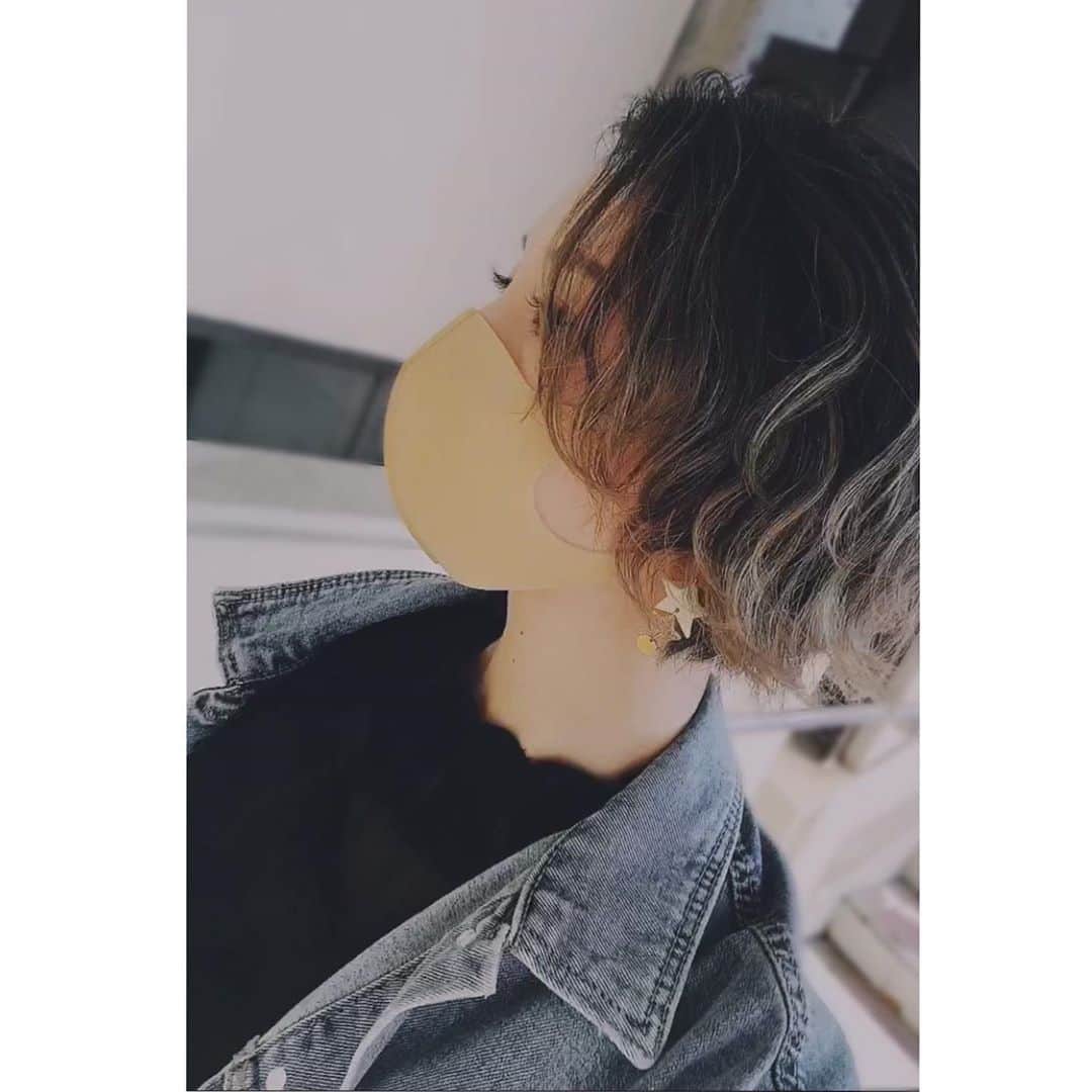 咲希あかねのインスタグラム：「#hairarrange  髪短めの時は細めの#コテ がオススメ☺︎ 16〜19センチくらい♪ 細いロッドのがクルンって毛先が可愛いから♡  毛先を外に1カール→その上を内に半カール→その上を外に半カール で#ウェーブ 👍 短い襟足近くは#外ハネ のみで、中間はウネウネ、トップの長めの髪はウネウネウネ！ってかんじ！  巻くよりウェーブ のが自然な仕上がりになるから好き😋  アイロンでアレンジした方が、カラーの動きが綺麗にでるな♪ #バレイヤージュ #ハイライト   #hair #hairstyle #ヘアアレンジ #ヘアスタイル #ヘアアイロン #コテ巻き #ショートヘア #ミニボブ #ショートボブ #ボブ #セルフヘアアレンジ」