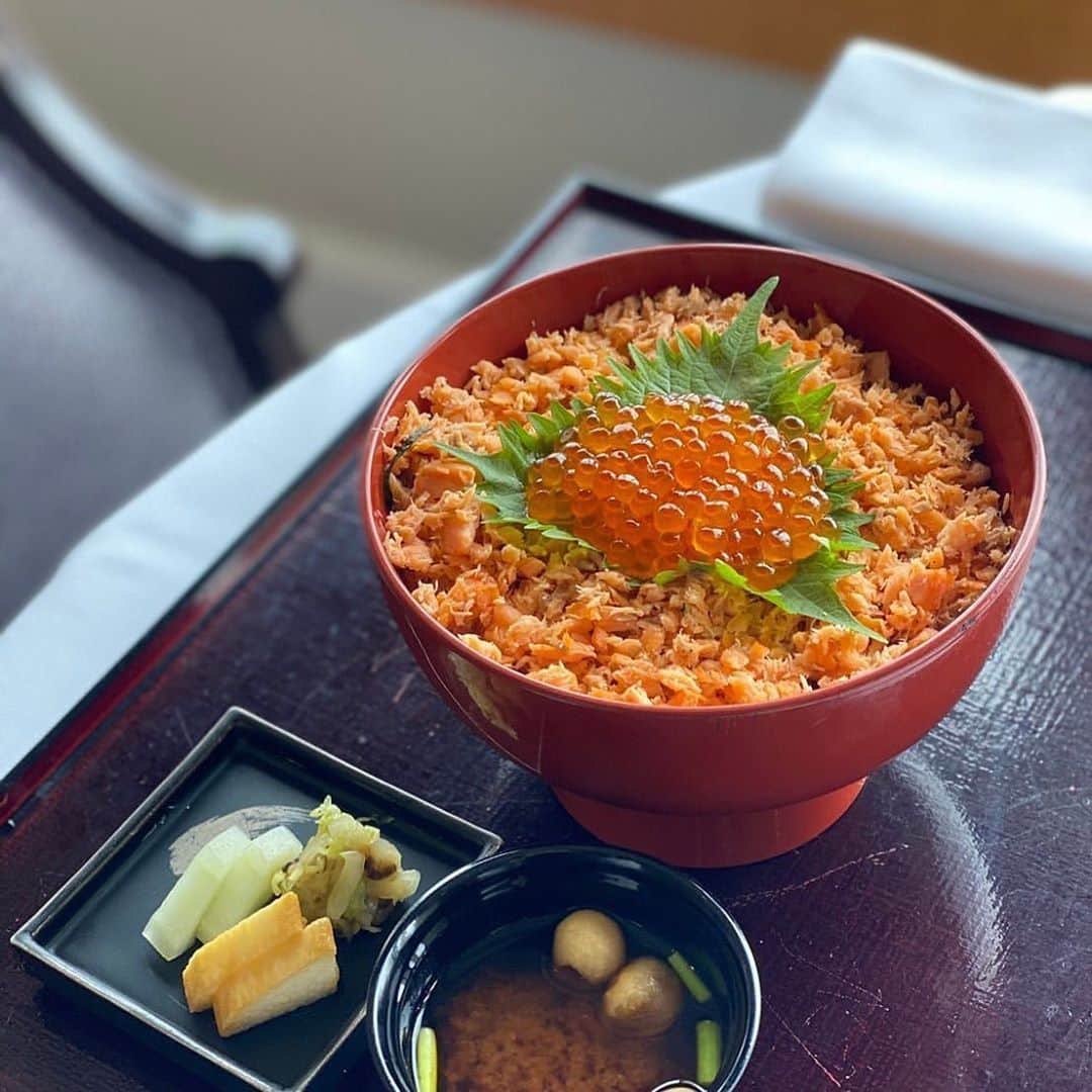The Ritz-Carlton, Tokyoのインスタグラム：「ひのきざかからの日本料理をお泊りの客室でもお楽しみいただけます🥢🍚 鮭いくら丼や和牛フィレ重など、インルームダイニングでのみご提供しているメニューも是非お試しください😋  Savor Japanese cuisine from Hinokizaka in a room during your stay🇯🇵 Grilled salmon & salmon roe rice bowl, Japanese beef fillet set, and more menus are only available through In-room dining!🍽 -via tak_stgram #RitzCarltonTokyo #RCMemories」