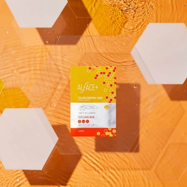 オルフェス（ALFACE+）のインスタグラム：「💛再入荷のお知らせ💛  好評につき、9月の発売後すぐに欠品してしまいました、イエローエッセンシャルマスク…再入荷いたしました！😭  お待たせしてしまい、申し訳ございませんでした🙇‍♀️  オフィシャルECサイトにも、在庫がございますので、ぜひご覧くださいませ✨  すでにお使いになった皆様からは、ビタミンたっぷりのエッセンスや、密着力抜群のイエローシートにご満足いただき、素敵なコメントをいただいております😌💕  本当にありがとうございます😊🌈  乾燥が気になるこの季節、ビタミンオルフェスでお肌を元気に♬  #ビタミンc #ビタミン #オルフェス #シートマスク #パック #保湿ケア #乾燥肌 #透明感 #毛穴ケア」