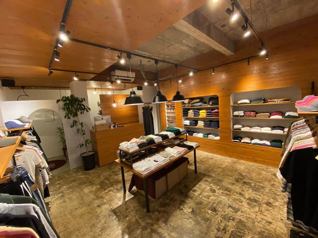 original brand 【ilu098】さんのインスタグラム写真 - (original brand 【ilu098】Instagram)「11月のアイル。 秋冬アイテムが続々と♫ そして、本日、今年1番初めの 'クリスマスの贈りもの'のご注文を頂きました。 翌営業日にしっかりと包装させて頂きますね。 あっというまに、この季節。 沢山の'アイラブユー'が溢れる1ヵ月となりますように♫  ilu098(アイル) OPEN/13:00~19:00(水曜日〜日曜日)  @ilu098  #ilu098 #okinawajapan #おきなわ #沖縄 #沖縄旅 #普天間 #宜野湾市 #アイル #ぎのわんヒルズ通り #洋服屋さん #okinawa」11月2日 18時28分 - ilu098