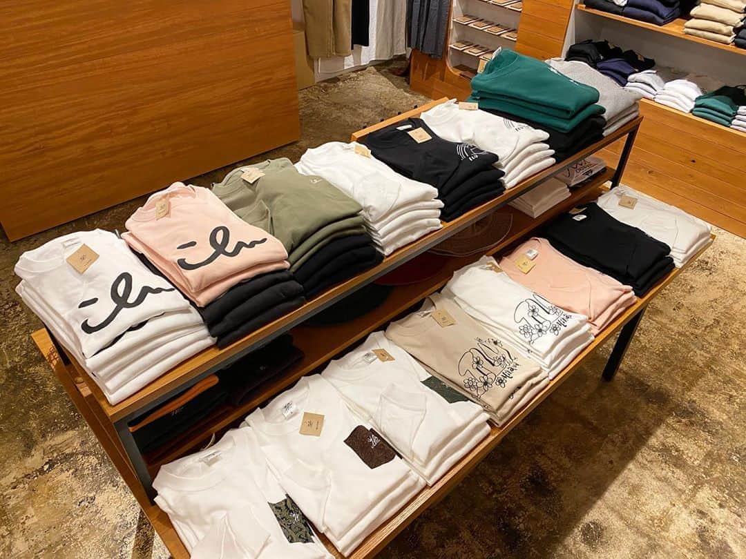 original brand 【ilu098】さんのインスタグラム写真 - (original brand 【ilu098】Instagram)「11月のアイル。 秋冬アイテムが続々と♫ そして、本日、今年1番初めの 'クリスマスの贈りもの'のご注文を頂きました。 翌営業日にしっかりと包装させて頂きますね。 あっというまに、この季節。 沢山の'アイラブユー'が溢れる1ヵ月となりますように♫  ilu098(アイル) OPEN/13:00~19:00(水曜日〜日曜日)  @ilu098  #ilu098 #okinawajapan #おきなわ #沖縄 #沖縄旅 #普天間 #宜野湾市 #アイル #ぎのわんヒルズ通り #洋服屋さん #okinawa」11月2日 18時28分 - ilu098