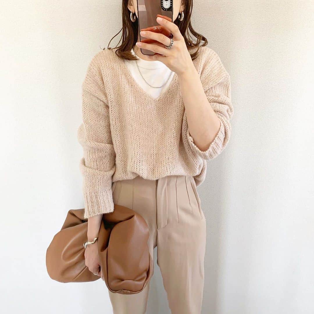 DHOLIC SNAPのインスタグラム：「@yk_omsさんの#dholicsnap⁠ 　⁠ TOPS：@dholic_official⁠ 　⁠ 【LADIES】⁠ #ルーズVネックニット⁠ 全5色￥3,421(税込)⁠ 　⁠ みなさんもぜひ#dholicsnap をつけて⁠ コーディネートを投稿してください📸💕⁠ 　⁠ ※上記以外のご着用アイテムにつきましては品切れ商品、または、私物となります。⁠ 　⁠ #DHOLIC#dholicism#fashion#ootd⁠ #プチプラコーデ#今日のコーデ#今日の服⁠ #ニット#ニットコーデ#きれいめカジュアル⁠ #大人コーデ#秋冬コーデ#ワントーンコーデ」