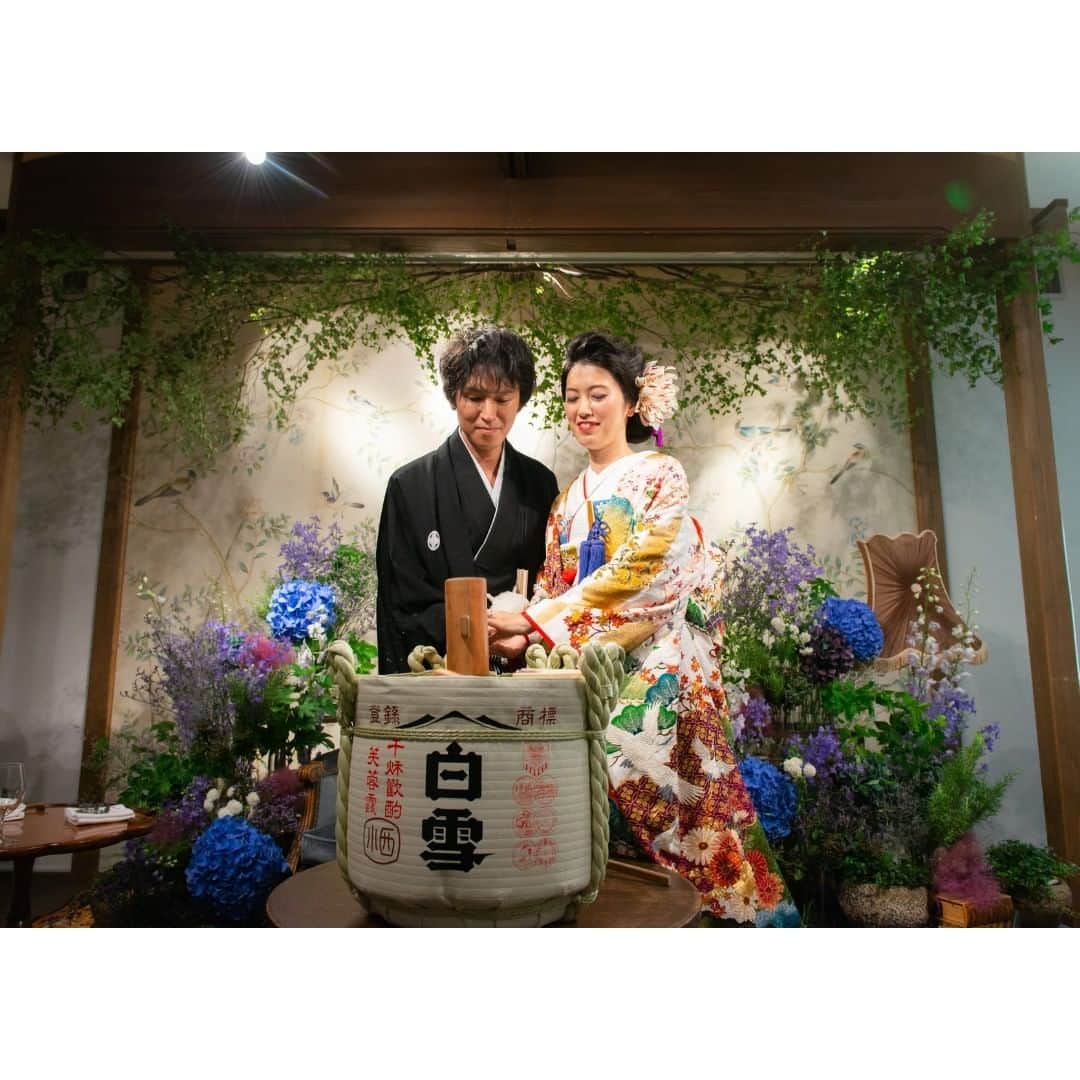 Wedding Park 公式さんのインスタグラム写真 - (Wedding Park 公式Instagram)「💐TODAY’s PICK UP ハナレポ💐  こんばんは！ ウエディングパークのハナレポ編集部です💁‍♀️  今日のピックアップは、 @eri_wd_0824さまのハナレポ👰  ロイヤルウエディングを彷彿させる ロングスリーブのドレスがとてもよくお似合いです✨ ウエディングケーキの代わりの鏡開きも和装にぴったり👏 ギフトや前撮りもステキなので、ぜひ続きはハナレポで💛  ＜この式場を決めたポイント＞ 入り口の暖簾に一目惚れ。 古き良き日本の伝統を受け継いだ大正時代に建てられた母屋の雰囲気と スタッフの方の真剣な姿勢が決め手✬  💒この結婚式場を詳しく 萬屋本店 - KAMAKURA HASE est1806 -(神奈川　鎌倉) https://www.weddingpark.net/00001d68/  💍この結婚式についてもっと詳しく ▼@eri_wd_0824さまのハナレポ♡ https://www.weddingpark.net/hanarepo/8518/  ーーーーーー #ベストハナレポ にエントリーしよう👑  @weddingpark をフォロー ＋#ベストハナレポ をつけて 投稿してください♡  ベストハナレポに選ばれた花嫁さまは 月末に表彰投稿をさせていただいています♩  たくさんのご参加お待ちしています！  ーーーーーー #プレ花嫁 #式場探し #2020婚 #2021婚 #2020冬婚 #2021春婚 #ちーむ2020 #日本中のプレ花嫁さんと繋がりたい #結婚式 #結婚式準備 #結婚準備 #プロポーズ #ウエパ #ウエディングパーク #ハナレポ #萬屋 ーーーーーー」11月2日 18時30分 - weddingpark