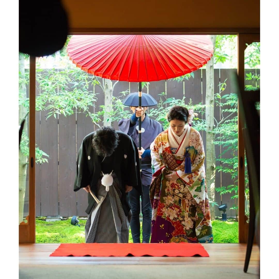 Wedding Park 公式さんのインスタグラム写真 - (Wedding Park 公式Instagram)「💐TODAY’s PICK UP ハナレポ💐  こんばんは！ ウエディングパークのハナレポ編集部です💁‍♀️  今日のピックアップは、 @eri_wd_0824さまのハナレポ👰  ロイヤルウエディングを彷彿させる ロングスリーブのドレスがとてもよくお似合いです✨ ウエディングケーキの代わりの鏡開きも和装にぴったり👏 ギフトや前撮りもステキなので、ぜひ続きはハナレポで💛  ＜この式場を決めたポイント＞ 入り口の暖簾に一目惚れ。 古き良き日本の伝統を受け継いだ大正時代に建てられた母屋の雰囲気と スタッフの方の真剣な姿勢が決め手✬  💒この結婚式場を詳しく 萬屋本店 - KAMAKURA HASE est1806 -(神奈川　鎌倉) https://www.weddingpark.net/00001d68/  💍この結婚式についてもっと詳しく ▼@eri_wd_0824さまのハナレポ♡ https://www.weddingpark.net/hanarepo/8518/  ーーーーーー #ベストハナレポ にエントリーしよう👑  @weddingpark をフォロー ＋#ベストハナレポ をつけて 投稿してください♡  ベストハナレポに選ばれた花嫁さまは 月末に表彰投稿をさせていただいています♩  たくさんのご参加お待ちしています！  ーーーーーー #プレ花嫁 #式場探し #2020婚 #2021婚 #2020冬婚 #2021春婚 #ちーむ2020 #日本中のプレ花嫁さんと繋がりたい #結婚式 #結婚式準備 #結婚準備 #プロポーズ #ウエパ #ウエディングパーク #ハナレポ #萬屋 ーーーーーー」11月2日 18時30分 - weddingpark