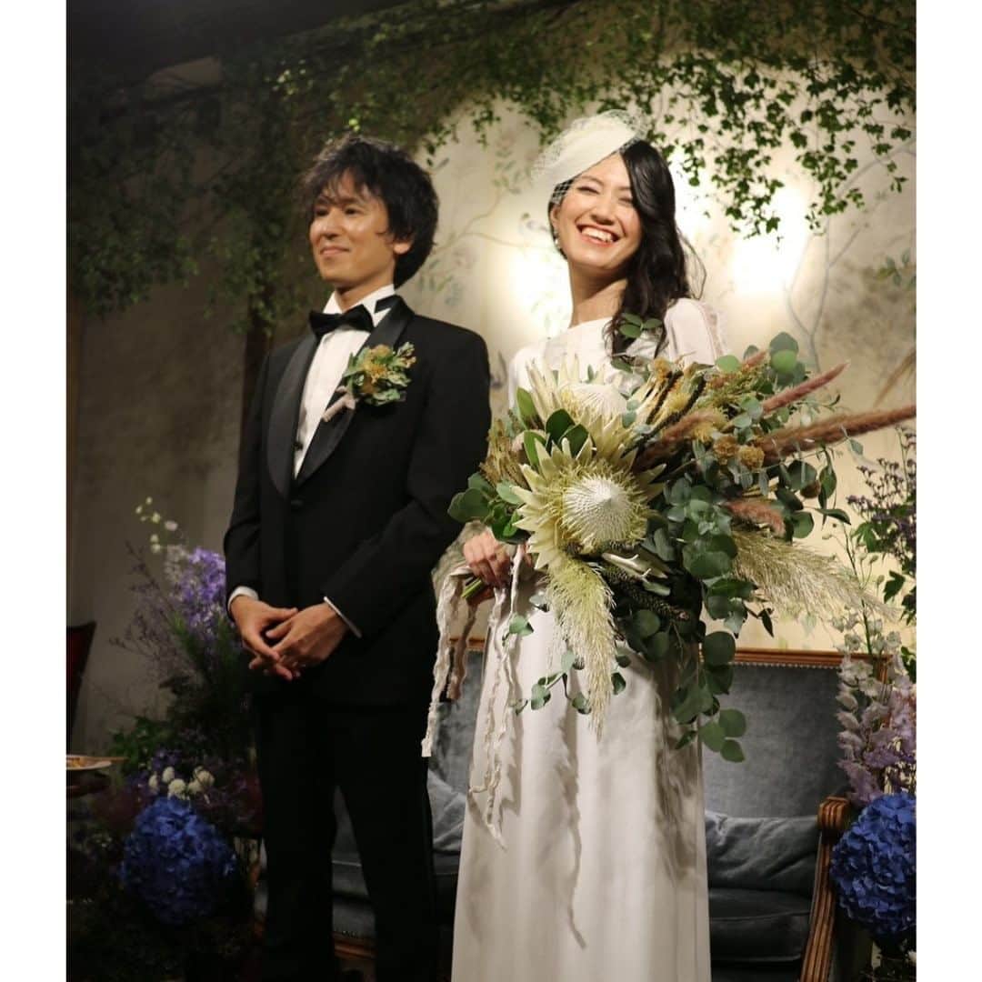 Wedding Park 公式さんのインスタグラム写真 - (Wedding Park 公式Instagram)「💐TODAY’s PICK UP ハナレポ💐  こんばんは！ ウエディングパークのハナレポ編集部です💁‍♀️  今日のピックアップは、 @eri_wd_0824さまのハナレポ👰  ロイヤルウエディングを彷彿させる ロングスリーブのドレスがとてもよくお似合いです✨ ウエディングケーキの代わりの鏡開きも和装にぴったり👏 ギフトや前撮りもステキなので、ぜひ続きはハナレポで💛  ＜この式場を決めたポイント＞ 入り口の暖簾に一目惚れ。 古き良き日本の伝統を受け継いだ大正時代に建てられた母屋の雰囲気と スタッフの方の真剣な姿勢が決め手✬  💒この結婚式場を詳しく 萬屋本店 - KAMAKURA HASE est1806 -(神奈川　鎌倉) https://www.weddingpark.net/00001d68/  💍この結婚式についてもっと詳しく ▼@eri_wd_0824さまのハナレポ♡ https://www.weddingpark.net/hanarepo/8518/  ーーーーーー #ベストハナレポ にエントリーしよう👑  @weddingpark をフォロー ＋#ベストハナレポ をつけて 投稿してください♡  ベストハナレポに選ばれた花嫁さまは 月末に表彰投稿をさせていただいています♩  たくさんのご参加お待ちしています！  ーーーーーー #プレ花嫁 #式場探し #2020婚 #2021婚 #2020冬婚 #2021春婚 #ちーむ2020 #日本中のプレ花嫁さんと繋がりたい #結婚式 #結婚式準備 #結婚準備 #プロポーズ #ウエパ #ウエディングパーク #ハナレポ #萬屋 ーーーーーー」11月2日 18時30分 - weddingpark