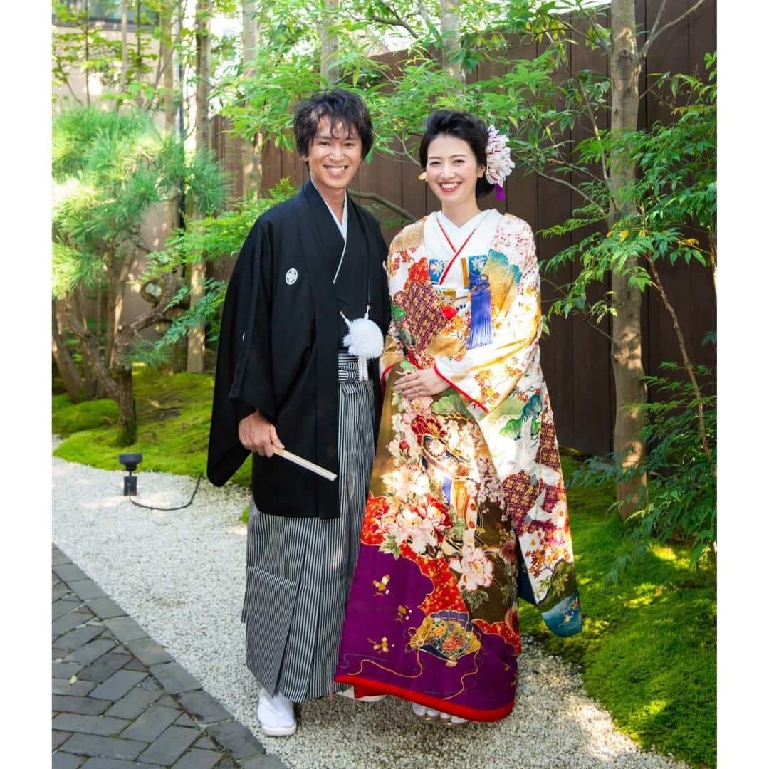Wedding Park 公式さんのインスタグラム写真 - (Wedding Park 公式Instagram)「💐TODAY’s PICK UP ハナレポ💐  こんばんは！ ウエディングパークのハナレポ編集部です💁‍♀️  今日のピックアップは、 @eri_wd_0824さまのハナレポ👰  ロイヤルウエディングを彷彿させる ロングスリーブのドレスがとてもよくお似合いです✨ ウエディングケーキの代わりの鏡開きも和装にぴったり👏 ギフトや前撮りもステキなので、ぜひ続きはハナレポで💛  ＜この式場を決めたポイント＞ 入り口の暖簾に一目惚れ。 古き良き日本の伝統を受け継いだ大正時代に建てられた母屋の雰囲気と スタッフの方の真剣な姿勢が決め手✬  💒この結婚式場を詳しく 萬屋本店 - KAMAKURA HASE est1806 -(神奈川　鎌倉) https://www.weddingpark.net/00001d68/  💍この結婚式についてもっと詳しく ▼@eri_wd_0824さまのハナレポ♡ https://www.weddingpark.net/hanarepo/8518/  ーーーーーー #ベストハナレポ にエントリーしよう👑  @weddingpark をフォロー ＋#ベストハナレポ をつけて 投稿してください♡  ベストハナレポに選ばれた花嫁さまは 月末に表彰投稿をさせていただいています♩  たくさんのご参加お待ちしています！  ーーーーーー #プレ花嫁 #式場探し #2020婚 #2021婚 #2020冬婚 #2021春婚 #ちーむ2020 #日本中のプレ花嫁さんと繋がりたい #結婚式 #結婚式準備 #結婚準備 #プロポーズ #ウエパ #ウエディングパーク #ハナレポ #萬屋 ーーーーーー」11月2日 18時30分 - weddingpark