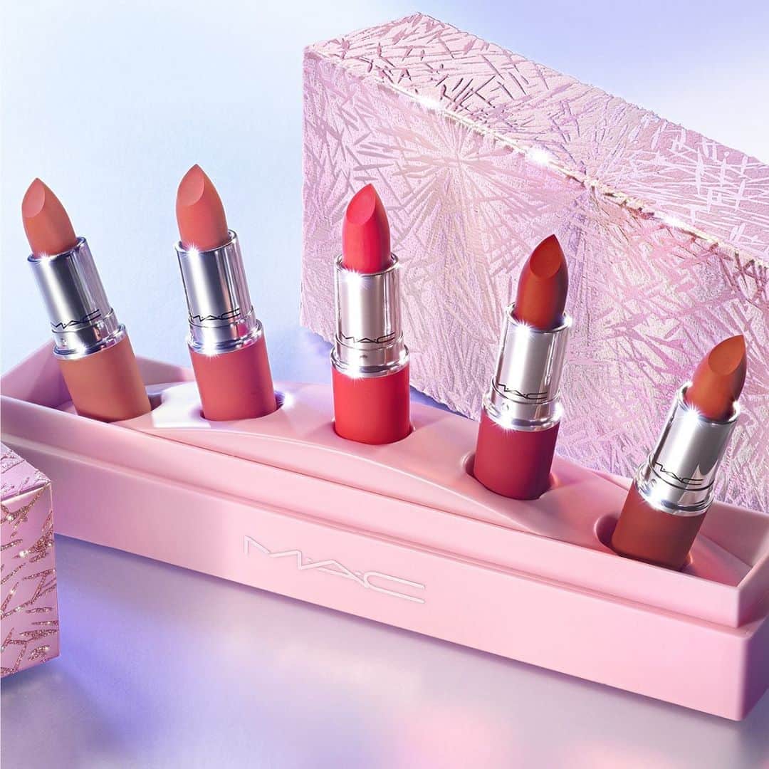 M∙A∙C Cosmetics Japanのインスタグラム：「【本日公式オンライン限定発売】 LISA(BLACKPINK)お気に入りカラーのマル イット オーバーが入った、ホリデー限定リップキットがオンライン限定で登場！ ㅤ パウダー キス リップスティック シリーズで人気の5色が入った、税込17,600円相当のお得なキットです✨ 5色の付け比べをスワイプしてチェック👉💕  ㅤ ■ショーストッパー パウダー キス リップスティック X 5 キット (税込11,000円)  ㅤ ＜カラー内容＞ ☑︎マル イット オーバー (LISAルック使用色) ☑︎ステイ キュリアス ☑︎フォール イン ラブ ☑︎ワーク, ワーク, ワーク ☑︎デボーテッド トゥ チリ  ㅤ #MACFrostedFirework #MACクリスマスコフレ2020#MACHoliday #MACCosmeticsJapan #MACCosmetics #MAC #MACコスメ #マックコスメ #コスメ#コスメ紹介#コスメ好き#コスメレポ #化粧品 #デパコス #コスメ部 #コスメマニア#トレンドメイク #クリスマスコフレ#限定コスメ#限定品#限定#MACリップ#リップ#リップメイク#リップスティック#リップケア#ボリューム#ぷっくり#リップマニア」