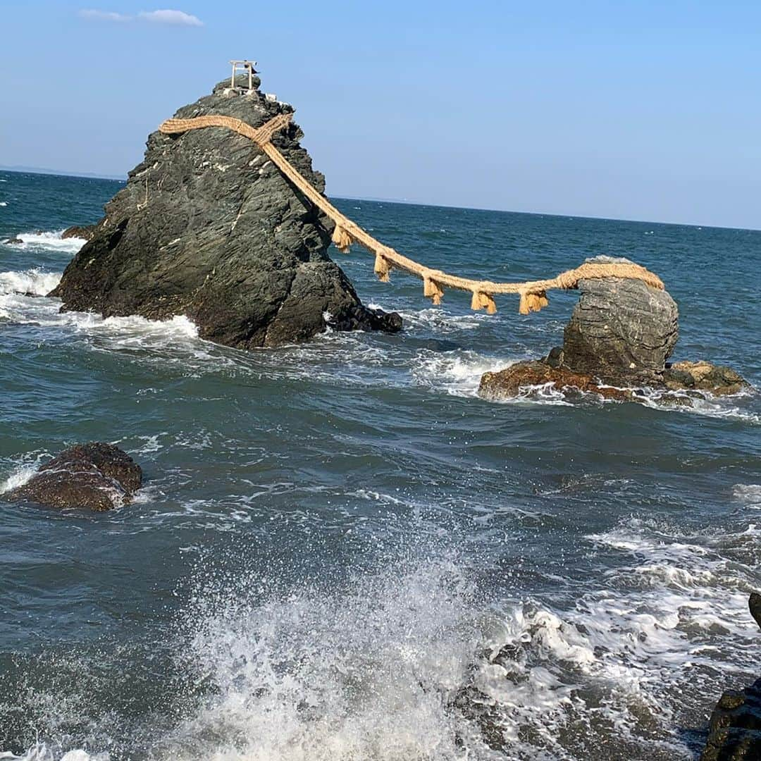 日高大地さんのインスタグラム写真 - (日高大地Instagram)「二見興玉神社⛩﻿ 夫婦岩はけっこうな迫力！﻿ ﻿ 4枚目は外宮近くの自動販売機。﻿ 伊勢市全体が、伊勢神宮に配慮した町並みになっている気がします。﻿ ﻿ #伊勢神宮##二見興玉神社#夫婦岩#⛩#japan#japantrip」11月2日 18時41分 - yoko92hidaka