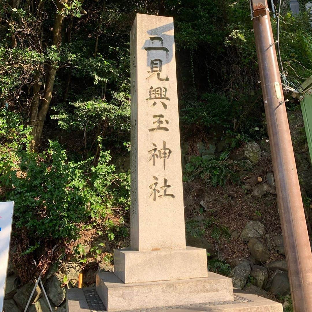 日高大地さんのインスタグラム写真 - (日高大地Instagram)「二見興玉神社⛩﻿ 夫婦岩はけっこうな迫力！﻿ ﻿ 4枚目は外宮近くの自動販売機。﻿ 伊勢市全体が、伊勢神宮に配慮した町並みになっている気がします。﻿ ﻿ #伊勢神宮##二見興玉神社#夫婦岩#⛩#japan#japantrip」11月2日 18時41分 - yoko92hidaka