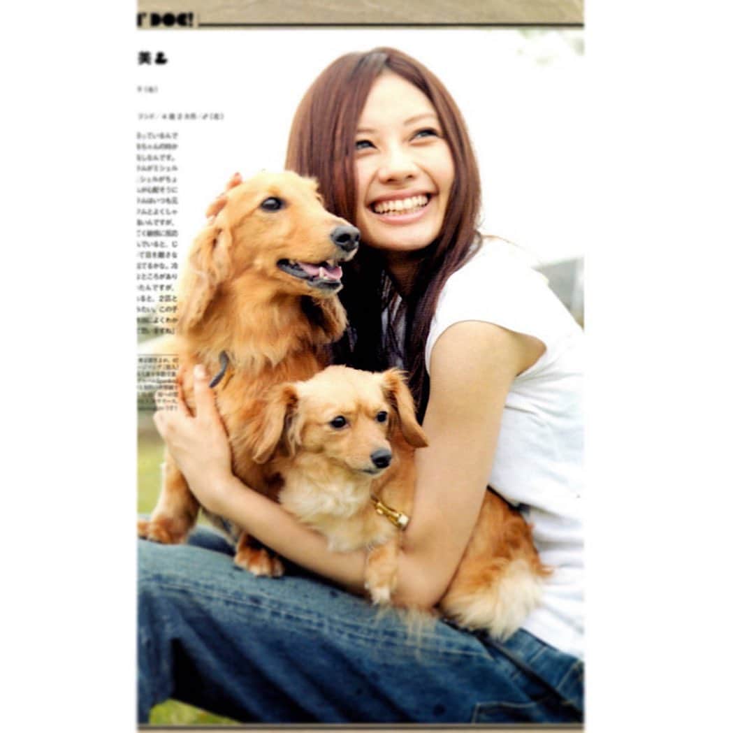 高杉さと美のインスタグラム：「@rollingstonejapan の取材で撮っていただいた、古い、お気に入りの写真🐕👩🏻🐕  一緒に居られる時間はあっという間に過ぎてしまう。 大切にしよう。  #懐かしい #家族写真 #犬のいる暮らし #rollingstone #magazine #dog」