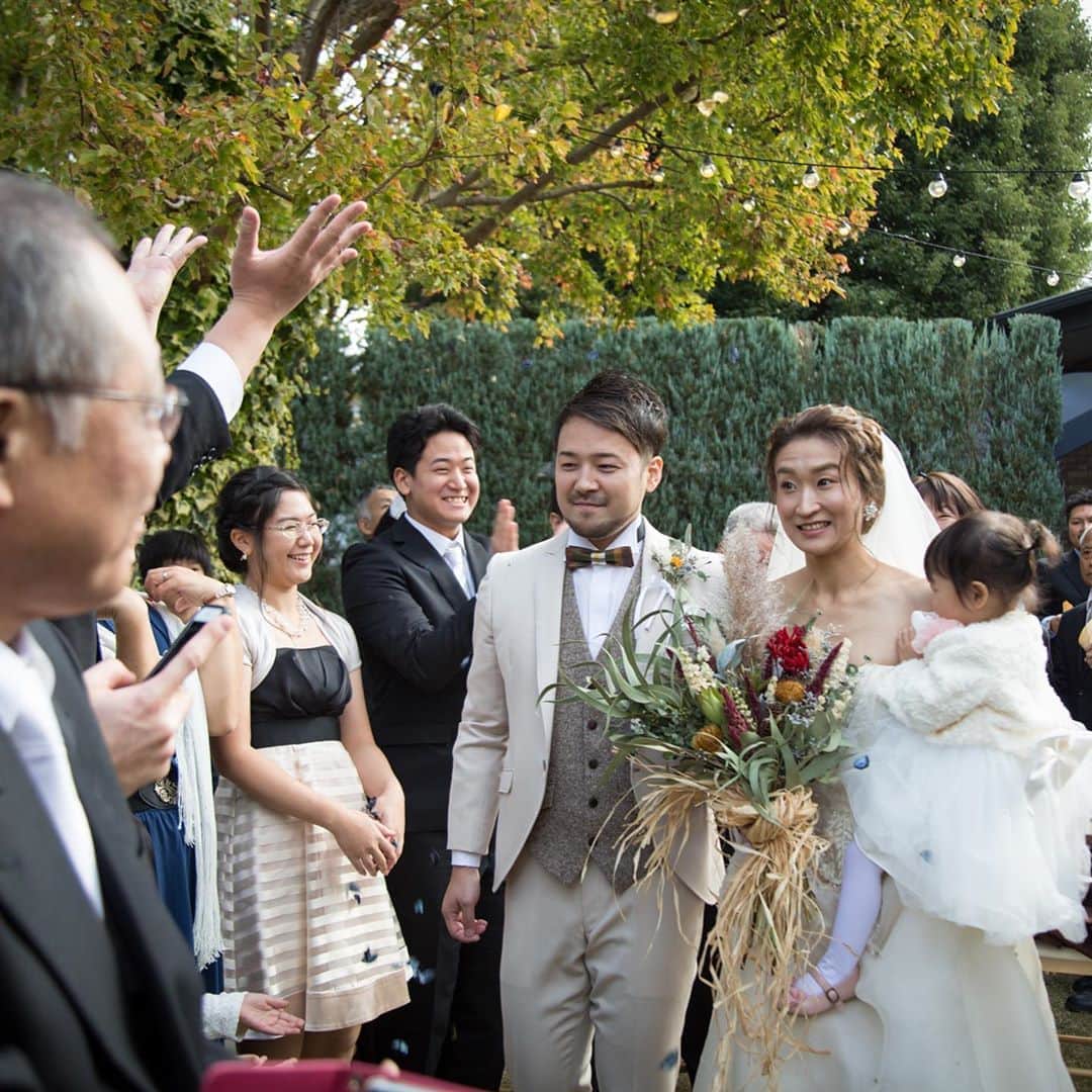 The Sally Garden（ザ サリィガーデン）さんのインスタグラム写真 - (The Sally Garden（ザ サリィガーデン）Instagram)「親子３人での #ガーデンウエディング . 晴れた空の下で . 外国のウェディングのような 素敵な演出が可能なのも人気の一つです！ . . . ・。*・。*・。*・。*・。*・。*・ . 🏠公式ホームページは @the_sally_garden のURLから💕 ☞http://sally-garden.jp/ . お気軽にお問い合わせ下さい！ . ． ・。*・。*・。*・。*・。*・。*・ サリィ"５大"おすすめPOINT👰♡ ・。*・。*・。*・。*・。*・。*・ . （１）完全貸切ウエディング🏠💕 . 鮮やかな緑と光が包む。 別荘に友人や家族を招くようにリラックスできる空間 . ┈┈┈┈┈┈┈┈┈┈┈┈┈┈┈┈┈┈┈ （２）360度ゲストを囲むガーデン挙式🌿 . 憧れのガーデン挙式と 人気のラスティックウェディングが叶う . ┈┈┈┈┈┈┈┈┈┈┈┈┈┈┈┈┈┈┈ （３）ゲストの喜びが鍵になる👰🤵✨ . ふたりの想いやイメージを汲み取り、 おもてなしのプロとしてチームサリィが 一丸となり理想のウエディングを創り上げます。 . ┈┈┈┈┈┈┈┈┈┈┈┈┈┈┈┈┈┈┈ （４）笑顔が広がる美食🍽💕 . 幅広い年齢層から支持される美食 お箸で年配ゲストも食べやすい気配りも。 . ┈┈┈┈┈┈┈┈┈┈┈┈┈┈┈┈┈┈┈ （５）アクセス🚘🌟 . 最寄り駅から5分!! 国道50号線付近にあり各方面から訪れやすい。 . ・。*・。*・。*・。*・。*・。*・ #ザサリィガーデン  #栃木結婚式 #花嫁diyレポ #ラスティックウエディング #挙式レポ #挙式ヘアメイク #ガーデン挙式 #挙式入場 #セレモニースタイル #セレモニーコーデ #挙式スタイル #挙式演出 #結婚式場 #ウエディングレポート #ガーデンウエディング #ナチュラルウエディング #gardenwedding #naturalwedding #プラコレ #Dressy花嫁 #ゼクシィ2020 #2020春婚 #2020夏婚 #2020秋婚 #2020冬婚」11月2日 18時34分 - the_sally_garden