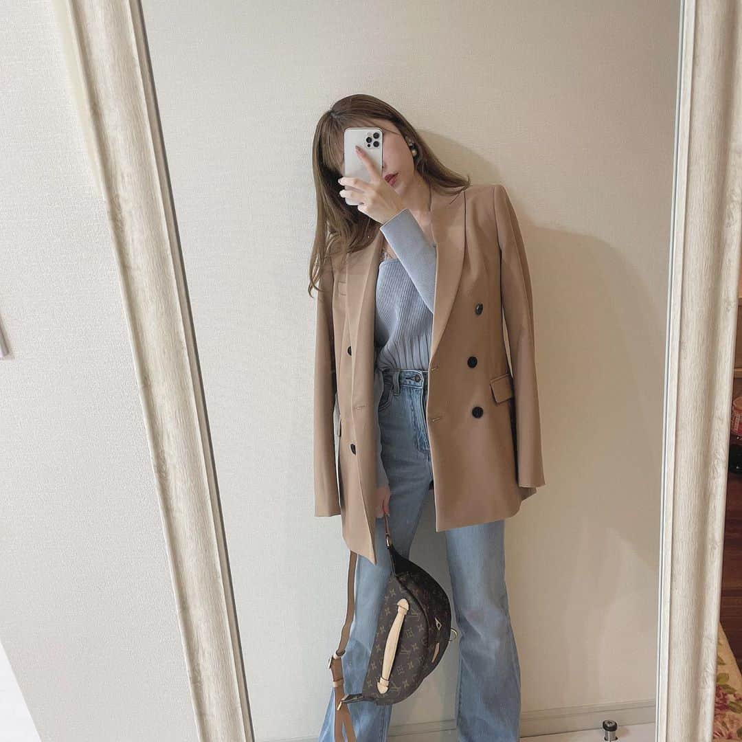 maari watanabe(まありん)さんのインスタグラム写真 - (maari watanabe(まありん)Instagram)「˗ˏˋ  𝕔𝕠𝕕𝕖  ˎˊ˗  outer @zara  tops @frees_mart  bottom @gu_global  ㅤㅤㅤㅤㅤㅤㅤㅤㅤㅤㅤㅤㅤ GUで購入した #フレアジーンズ (フレアジーンズSE+D) 裾が広がってるタイプでめちゃくちゃ美脚効果高い✨ ハイウエストで履けるので骨格ウェーブさんにおすすめ💕今年いちの神デニム✨  (めんつゆが映り込んでる、、、) .*⑅︎୨୧┈︎┈︎┈︎┈︎┈︎┈︎┈┈︎┈︎┈︎┈︎┈︎୨୧⑅︎* .  #guコーデ #プチプラコーデ #ジャケットコーデ #GU購入品 #骨格ウェーブ #ハイウエスト #ハイウエストパンツ」11月2日 18時40分 - manyo_wt