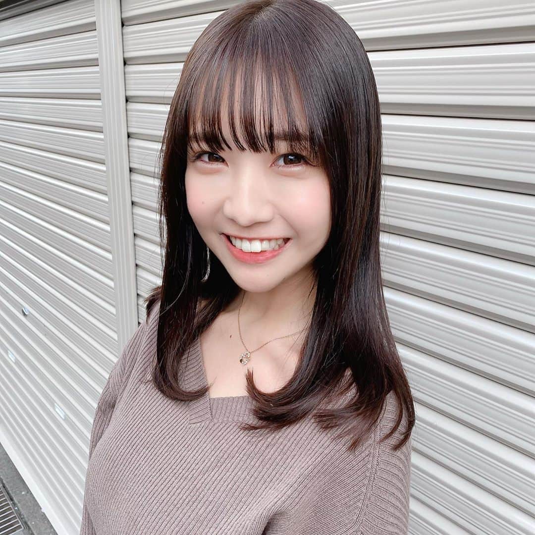 天羽希純のインスタグラム：「美容院いてきた✂️✨  速水さんにやってもらうと髪に魔法がかかるの😳 染めてるはずなのに染める前よりツヤッツヤさらっさら✨  色は透明感あるブラウンにしてもらったよー😋  後でストーリーに魔法トリートメントの様子の動画のせるね✨  レベルアップしたかな？？  担当 WELLY TOKYO / 速水 悠介さん  #美容院 #渋谷美容院 #ヘアーサロン #ヘアカラー #美容院行ってきた #髪色 #イメチェン #トリートメント #ブラウンカラー #私服 #前髪 #前髪カット」