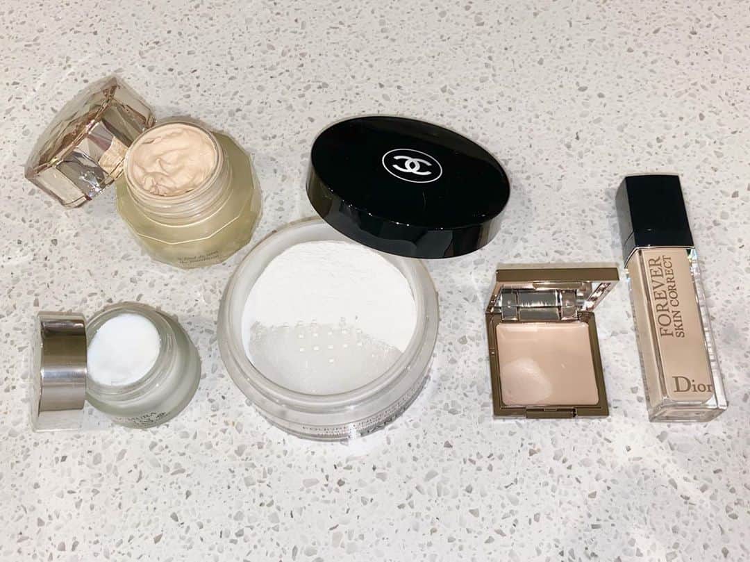 永棟安美のインスタグラム：「今日凄くしっくりきたベースメイクの組み合わせで久しぶりに感激したのでメモ✍🥺﻿ ﻿ - - - - - - - - - - - - - - - - - - - - - - - - - -﻿ @chanel.beauty  プードゥル ユニヴェルセル リーブル 10﻿ ﻿ @cledepeaubeaute  ル･フォンドゥタン オークル00﻿ ﻿ @mimuraofficial  スムーススキンカバー﻿ ﻿ @lunasolofficial  アイリッドベース(N)﻿ ﻿ @diormakeup  ディオールスキン フォーエヴァー スキン コレクト コンシーラー 0N﻿ - - - - - - - - - - - - - - - - - - - - - - - - - -﻿ ﻿ ﻿ やっぱりシャネルのパウダーはすごいと思う!!最近はイニスフリーをメインで使っていて今日たまたまシャネルの気分で使ってみたけど、マスクに全然ベースメイクが付いてなくて感激しています🥺✨✨ベースメイク崩れませんでした！！！白(透明)なカラーを使っているけど、ファンデーションのカバー力が低めを使うことが多いので肌色なパウダーも買うか検討中🤔リニューアル前のものを使っているのでこれ以上良くなっているのかと思うともう溜息でちゃうと思う🤭💭気になる😶！﻿ ﻿ ミムラを毛穴の気になる部分に仕込んでから、ル･フォンドゥタンをのせて、シャネルのパウダーをたっぷりはたいて仕上げてます！﻿ ﻿ カバー力が欲しい時にはディオールをファンデーションとして中心めにプラス！﻿ ﻿ あとやっぱりアイシャドウベースは使った方が良いなっていう気付き😬時間が経ったあとのアイシャドウの綺麗さが全然違うんです💭💭💭﻿ ﻿ ﻿ ﻿ #コスメ #ベースメイク #マスクメイク #コスメレビュー #コスメ好き #コスメ記録 #コスメ紹介」