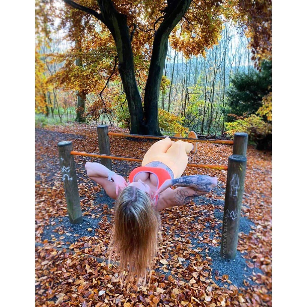 トレーシー・キスさんのインスタグラム写真 - (トレーシー・キスInstagram)「Rate my gym equipment out of 10 for me please? 🍁 Then click the link in my bio to see my hot exclusive pics! 🔥 Nature is my playground, my solace and retreat from the stresses and strain of life. I’m so at home and at peace alone in nature, walking, breathing, resetting and rebalancing my body mind and soul. My heart aches for those who are trapped in heavily populated built up areas in lockdown, as gyms and hospitality venues close people are forced indoors, trapped in four walls in the darkness of winter and I know that this will have an immeasurably negative affect on so many. Mental health and wellbeing is so incredibly important for the immune system, lowering stress, eating healthy foods and taking regular exercise in order to sleep well, relax, recover and rebuild. I would be lost without the freedom of nature and would rather climb trees than rock heels. Let’s look inward for true happiness my darlings and recognise that life needs to strike a balance between what we WANT and what is truly good for us and NECESSARY. I’m sending you all love, light, positivity and healing thoughts as we enter the second wave of the pandemic and tougher restrictions apply. Please use this time for reflection, self growth and assessment of your current life and living conditions - anytime is a good time for change, it is never too late to make a difference to your life. It’s amazing what blue skies and open countryside can do for your soul. Please stay strong and know that we are all in this together 🙏🏼 #healingthoughts #mentalhealth #wellbeing #lockdown #escapism」11月2日 18時44分 - tracykissdotcom