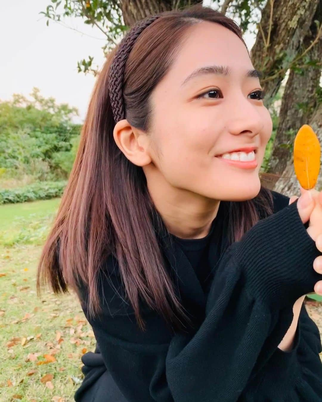 田村真子さんのインスタグラム写真 - (田村真子Instagram)「.  🍁  小さい秋みーつけた、的な写真🍂 もう11月に入り冬がやって来ますね。 今年はハロウィーンらしいことは特にせず、 母と親子2人でどうぶつの森でハロウィーングッズを集めておりました。 パンプキングありがとう🎃  この後19:00〜クイズTHE違和感見てください！ 明日は昼Nのピンチヒッターに入ります😊  #小さい秋見つけた  #落ち葉 #もう冬 #夕日 #sunsetphotography  #私の頭の上に月もある」11月2日 18時45分 - tamura_mako_