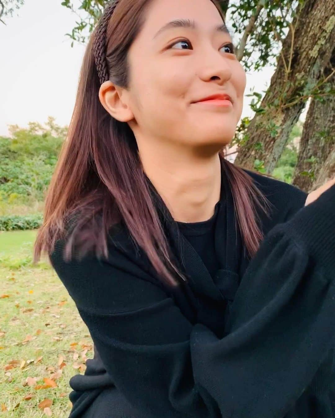 田村真子さんのインスタグラム写真 - (田村真子Instagram)「.  🍁  小さい秋みーつけた、的な写真🍂 もう11月に入り冬がやって来ますね。 今年はハロウィーンらしいことは特にせず、 母と親子2人でどうぶつの森でハロウィーングッズを集めておりました。 パンプキングありがとう🎃  この後19:00〜クイズTHE違和感見てください！ 明日は昼Nのピンチヒッターに入ります😊  #小さい秋見つけた  #落ち葉 #もう冬 #夕日 #sunsetphotography  #私の頭の上に月もある」11月2日 18時45分 - tamura_mako_