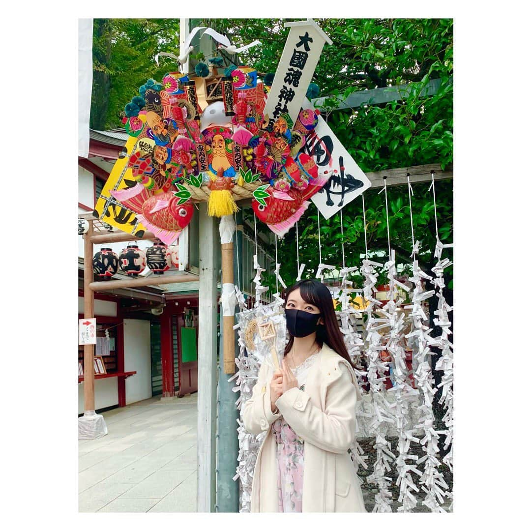 平岡映美さんのインスタグラム写真 - (平岡映美Instagram)「酉の市へ⛩🌸 大きな熊手が境内を埋め、鳴り響く手締めに圧倒されました✨✨ ・ 私からも皆さまの商売繁盛を願い 『よ〜おっ😊 👏👏👏・👏👏👏・👏👏👏・👏』 #皆さまに幸せなことがたくさんありますように。 ・ ・ #平岡映美 #酉の市　 ・ #大國魂神社」11月2日 18時58分 - eimi_hiraoka_official