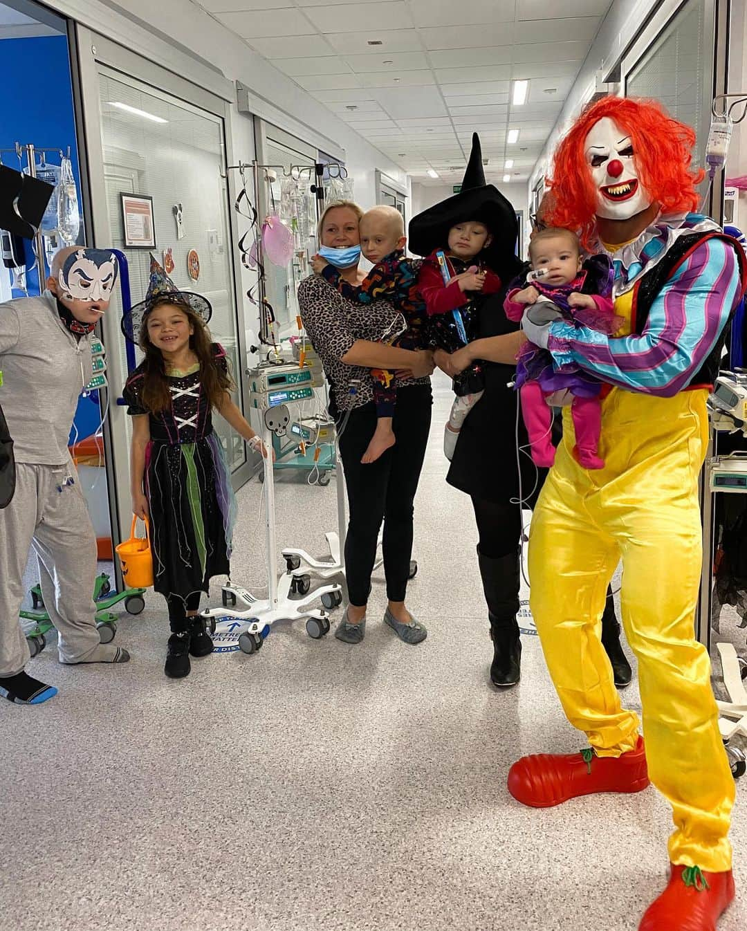 アシュリー・ケインさんのインスタグラム写真 - (アシュリー・ケインInstagram)「We tried to make Azaylia’s First Halloween a special one by dressing up, decorating the room and letting the other children trick or treat at our door 🤡🦴🧙🏼‍♀️🕷🎃 #Halloween」11月2日 18時58分 - mrashleycain