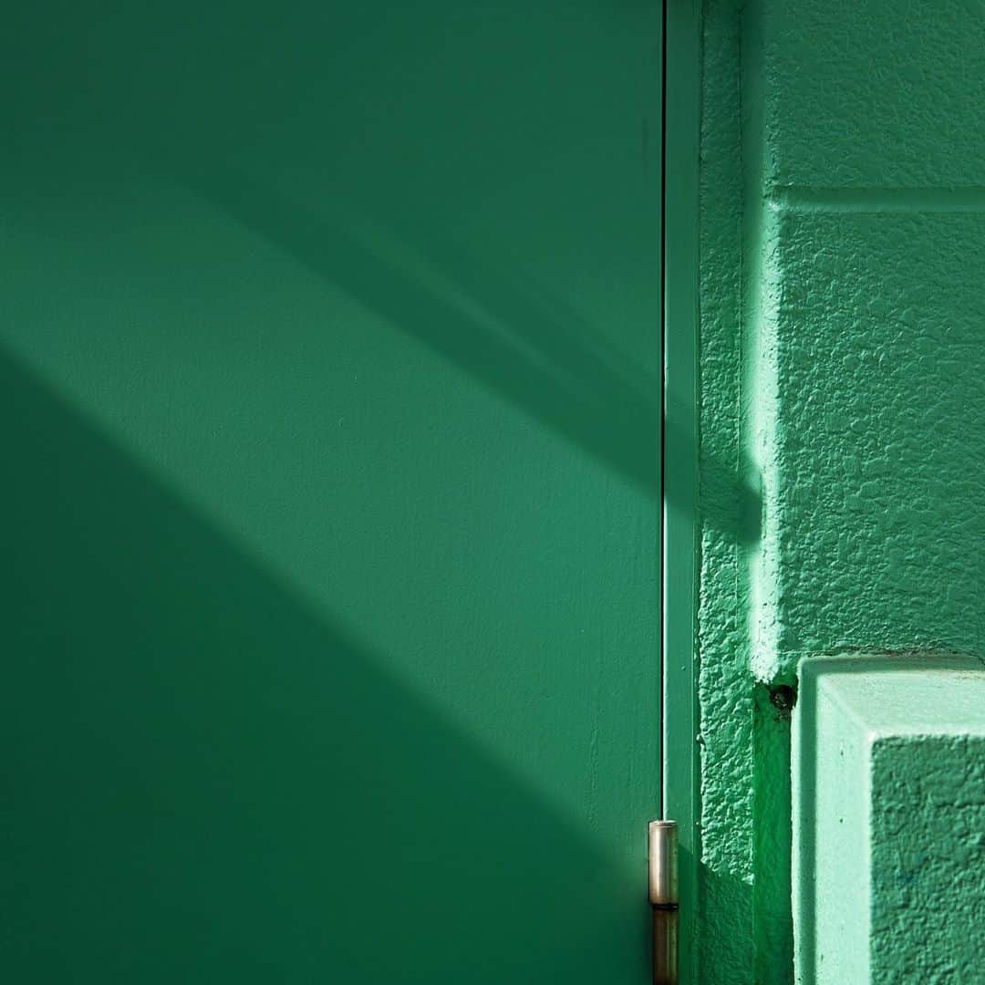 naotakeのインスタグラム：「ドア - A door / X-T2 & Snapseed, 20201103 . . ランチの代金を現金でお支払い。キャッシュレスに慣れたせいか、釣りの硬貨に重みを感じた。 . . #2_fineart #spicollective #rsa_main #tokyocameraclub #東京カメラ部 #infinity_photo_cult #jp_gallery_member #ig_energy #sceniclocations #team_jp_ #igersjp #igrsjapan #rsa_streetview #royalsnappingartists #rsa_mycity #thislifetoday #infamous_family #explorejapan #japan #igers #jp_views #ig_fotogramers #photooftheday #streetphotography #今日もx日和 #fujifilm_xseries」