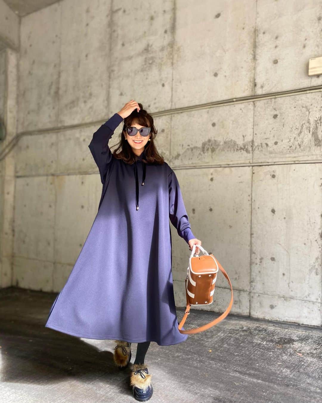 Mai Wakimizuのインスタグラム：「シンプルなデザインだからこそ、着心地やシルエットに拘った大人フーディワンピ♡しっかりとボリュームが出るように、少し光沢のあるツルッとした生地を贅沢に使ってます。同色のベロアのフードコードも大人ポイントの一つ。思わずクルッと回ってみたりスキップしてみたり、ご機嫌ワンピースです＼(^o^)／笑 妊娠中に着たかった。笑 #wakkinstyle#ootd#coordinate#ママコーデ dress:#linkable @linkable_official(今週5日発売予定) bag:#prada shoes:#sacai sunglasses:#zara」