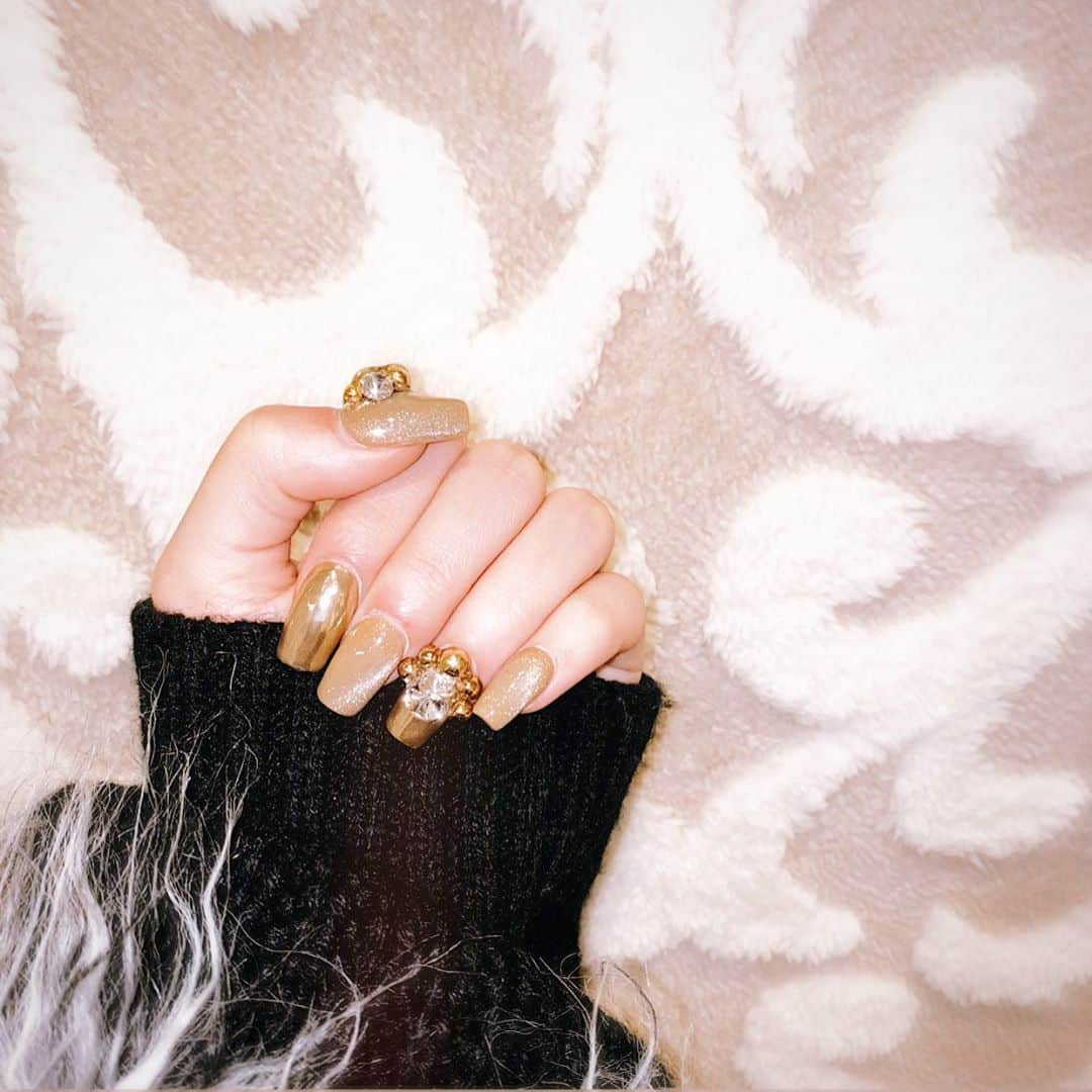 アンジェリカのインスタグラム：「🤎 . ‪ꫛꫀꪝnail‧✧̣̥̇‧ . 爪短めの子でも出来るGALネイル にしてみたンゴ‼︎🤍 GOLDがきゃわｨｨ✌🏿 . 🤎  #nail #マグネットネイル #キラキラネイル」