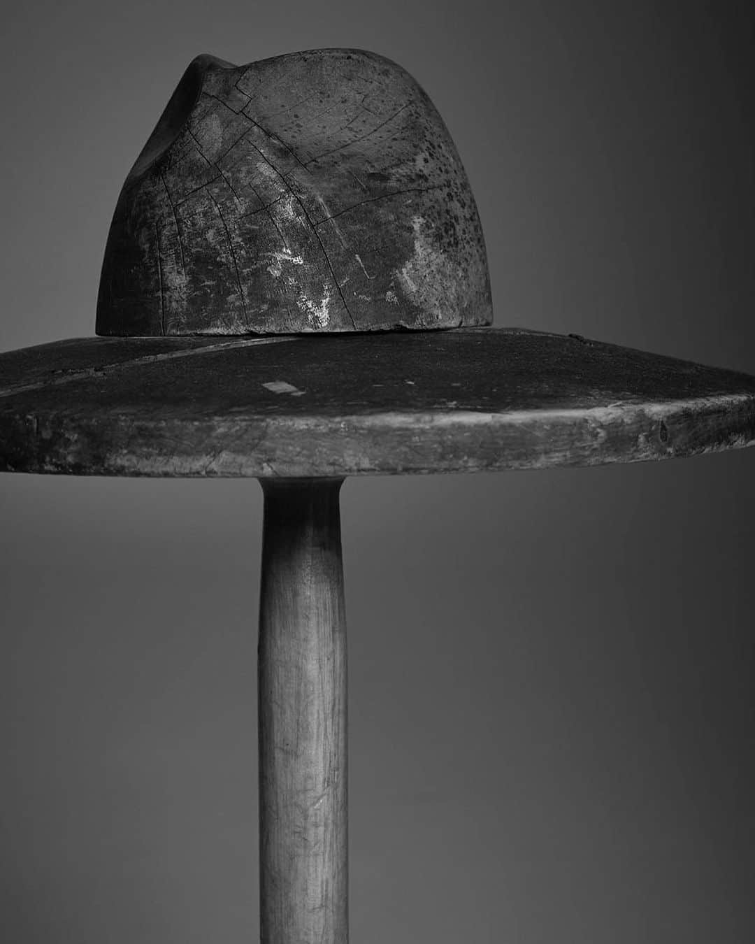 STRIPE DEPARTMENTさんのインスタグラム写真 - (STRIPE DEPARTMENTInstagram)「/PICK-UP TREND// ピュア・サステナブル HELEN KAMINSKI  素朴さを普遍的なファッションとして成立させ、かの『VOGUE』編集部が見出した『HELEN KAMINSKI（ヘレンカミンスキー）』。シックな麦わら帽子の代名詞であるこのブランドが秋冬のコレクションに選んだ素材は、優しい肌触りのピュアメリノウール。  毎年新しい毛を刈りとって製品化される羊毛には湿気や臭いを吸収・放出する自然の働きがある。獣毛なので、モノとしての役割を終えた時には土壌に生分解される。100%天然、サステナブル。タイムレスな美しさで長く愛されるアイテムを生み出す『HELEN KAMINSKI』にとっては、「究極の再生可能な天然繊維であり、ヒーローとも呼べる存在」。  ピュアメリノウール製品にはザ・ウールマークカンパニーの認証が、勲章のように添えられている。  #pick_up_trend の記事の続きは @stripedepartment のプロフィールURLよりぜひご覧いただけます。  #pick_up_trend #ストデパwomen #ストデパ #ストライペデパートメント#striepdepartment﻿ #helenkaminski #ヘレンカミンスキー#womens #styling #fashion #ヘレンカミンスキー 20 #nicolebentley #ピュアメリノウール #サステナブル #100%天然 #タイムレス #ウールマークカンパニー認証 #ウルトラファインウールフェルト #フェルトハット #ハット帽 #ニット帽子」11月2日 19時08分 - stripedepartment