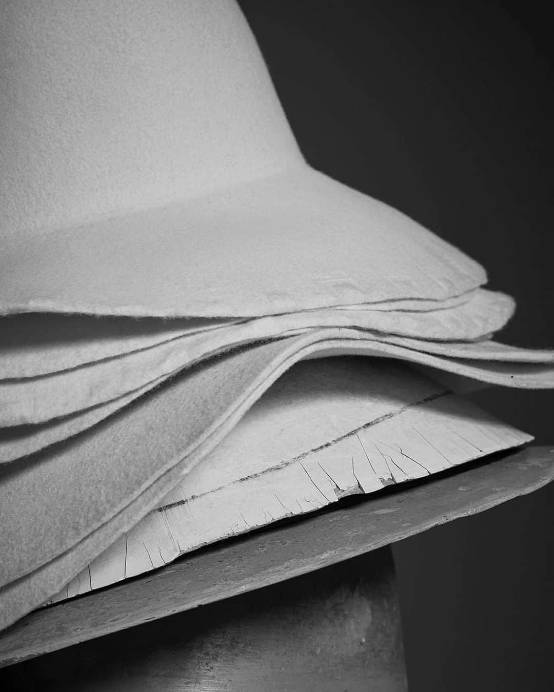 STRIPE DEPARTMENTさんのインスタグラム写真 - (STRIPE DEPARTMENTInstagram)「/PICK-UP TREND// ピュア・サステナブル HELEN KAMINSKI  素朴さを普遍的なファッションとして成立させ、かの『VOGUE』編集部が見出した『HELEN KAMINSKI（ヘレンカミンスキー）』。シックな麦わら帽子の代名詞であるこのブランドが秋冬のコレクションに選んだ素材は、優しい肌触りのピュアメリノウール。  毎年新しい毛を刈りとって製品化される羊毛には湿気や臭いを吸収・放出する自然の働きがある。獣毛なので、モノとしての役割を終えた時には土壌に生分解される。100%天然、サステナブル。タイムレスな美しさで長く愛されるアイテムを生み出す『HELEN KAMINSKI』にとっては、「究極の再生可能な天然繊維であり、ヒーローとも呼べる存在」。  ピュアメリノウール製品にはザ・ウールマークカンパニーの認証が、勲章のように添えられている。  #pick_up_trend の記事の続きは @stripedepartment のプロフィールURLよりぜひご覧いただけます。  #pick_up_trend #ストデパwomen #ストデパ #ストライペデパートメント#striepdepartment﻿ #helenkaminski #ヘレンカミンスキー#womens #styling #fashion #ヘレンカミンスキー 20 #nicolebentley #ピュアメリノウール #サステナブル #100%天然 #タイムレス #ウールマークカンパニー認証 #ウルトラファインウールフェルト #フェルトハット #ハット帽 #ニット帽子」11月2日 19時08分 - stripedepartment