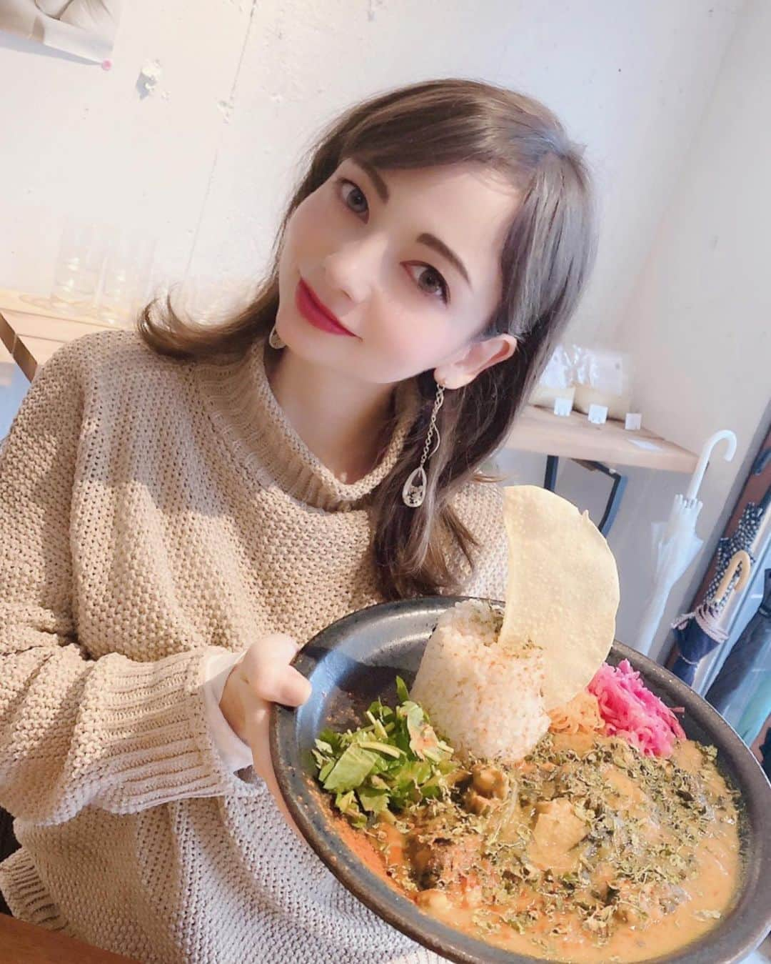 ミシェリマリコさんのインスタグラム写真 - (ミシェリマリコInstagram)「カレーの日🍛✨  * * 今日は大好きゆーこりんとランチをしに @nichibo2019 さんに行ってきました🎶✨  * * 店内は木の匂いが漂ってきそうな落ち着いた雰囲気🎶  * * 季節ごとに美味しくたべられる色とりどりの野菜、魚や肉をつかったスパイシーなカレー🍛✨  自家菜園と地元の契約農家さんがつくる無農薬野菜を使用しているので女性は嬉しいよね😍✨  * 私が頼んだのは本日のカレー ほうれん草とチキンのカレー🍛でした🎶 スパイシーで食べ始めるとクセになっちゃう❤️  自家製のビネガージュースやラッシーも美味しかった💕  デザートのチーズケーキは絶品でした😍✨  自家製とか無農薬とか惹かれるポイントが沢山ありすぎた😭✨  * * 名古屋本郷駅徒歩5分🚶‍♀️💨  名古屋市名東区藤森2-286 ステイタスビル1F open AM11:00  #nichibo #名東カレー #名東カフェ #名東デザート #名東ランチ #木の香の家 #pr #トリドリベース #スパイシーカレー #映えカレー #映えランチ #名古屋映えグルメ  #名古屋ランチ #名古屋オススメグルメ #野菜カレー #名古屋カレー #名古屋カレーランチ #ハーフ #ハーフ顔 #ハーフ女子 #外ハネミディアム #ミディアムヘア #無農薬野菜サラダ #自家製デザート」11月2日 19時08分 - michellymariko