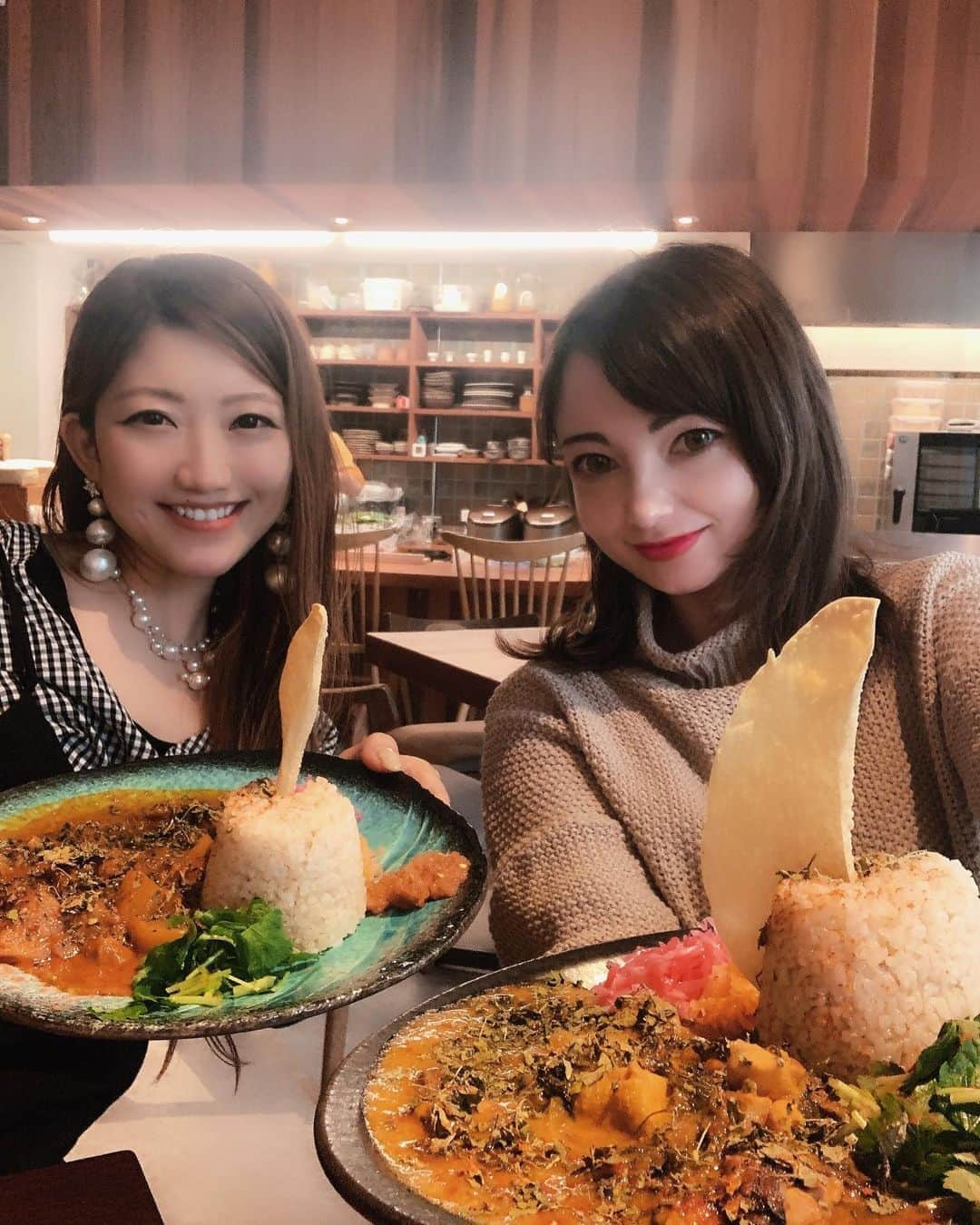 ミシェリマリコさんのインスタグラム写真 - (ミシェリマリコInstagram)「カレーの日🍛✨  * * 今日は大好きゆーこりんとランチをしに @nichibo2019 さんに行ってきました🎶✨  * * 店内は木の匂いが漂ってきそうな落ち着いた雰囲気🎶  * * 季節ごとに美味しくたべられる色とりどりの野菜、魚や肉をつかったスパイシーなカレー🍛✨  自家菜園と地元の契約農家さんがつくる無農薬野菜を使用しているので女性は嬉しいよね😍✨  * 私が頼んだのは本日のカレー ほうれん草とチキンのカレー🍛でした🎶 スパイシーで食べ始めるとクセになっちゃう❤️  自家製のビネガージュースやラッシーも美味しかった💕  デザートのチーズケーキは絶品でした😍✨  自家製とか無農薬とか惹かれるポイントが沢山ありすぎた😭✨  * * 名古屋本郷駅徒歩5分🚶‍♀️💨  名古屋市名東区藤森2-286 ステイタスビル1F open AM11:00  #nichibo #名東カレー #名東カフェ #名東デザート #名東ランチ #木の香の家 #pr #トリドリベース #スパイシーカレー #映えカレー #映えランチ #名古屋映えグルメ  #名古屋ランチ #名古屋オススメグルメ #野菜カレー #名古屋カレー #名古屋カレーランチ #ハーフ #ハーフ顔 #ハーフ女子 #外ハネミディアム #ミディアムヘア #無農薬野菜サラダ #自家製デザート」11月2日 19時08分 - michellymariko