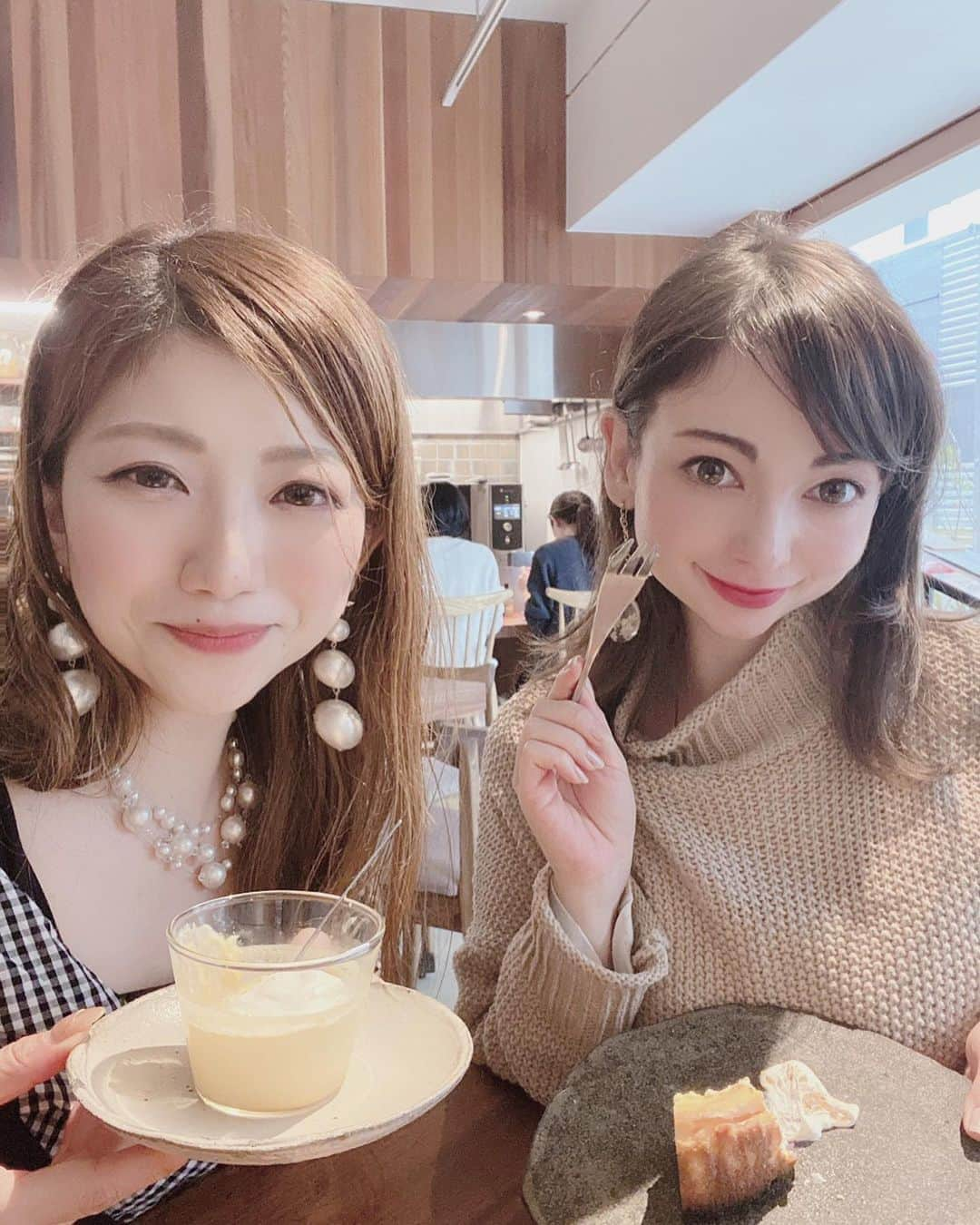 ミシェリマリコさんのインスタグラム写真 - (ミシェリマリコInstagram)「カレーの日🍛✨  * * 今日は大好きゆーこりんとランチをしに @nichibo2019 さんに行ってきました🎶✨  * * 店内は木の匂いが漂ってきそうな落ち着いた雰囲気🎶  * * 季節ごとに美味しくたべられる色とりどりの野菜、魚や肉をつかったスパイシーなカレー🍛✨  自家菜園と地元の契約農家さんがつくる無農薬野菜を使用しているので女性は嬉しいよね😍✨  * 私が頼んだのは本日のカレー ほうれん草とチキンのカレー🍛でした🎶 スパイシーで食べ始めるとクセになっちゃう❤️  自家製のビネガージュースやラッシーも美味しかった💕  デザートのチーズケーキは絶品でした😍✨  自家製とか無農薬とか惹かれるポイントが沢山ありすぎた😭✨  * * 名古屋本郷駅徒歩5分🚶‍♀️💨  名古屋市名東区藤森2-286 ステイタスビル1F open AM11:00  #nichibo #名東カレー #名東カフェ #名東デザート #名東ランチ #木の香の家 #pr #トリドリベース #スパイシーカレー #映えカレー #映えランチ #名古屋映えグルメ  #名古屋ランチ #名古屋オススメグルメ #野菜カレー #名古屋カレー #名古屋カレーランチ #ハーフ #ハーフ顔 #ハーフ女子 #外ハネミディアム #ミディアムヘア #無農薬野菜サラダ #自家製デザート」11月2日 19時08分 - michellymariko