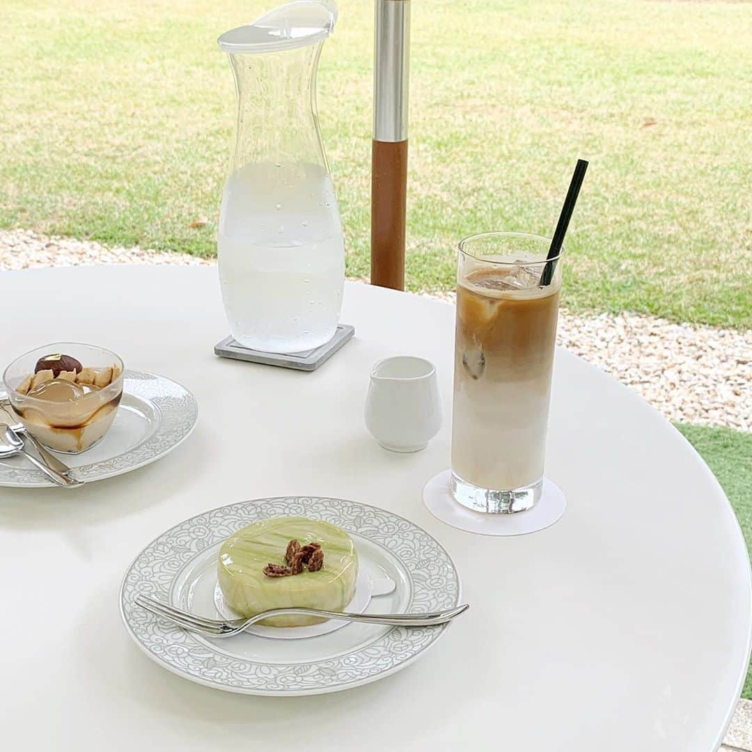 平野千春（時田千春）のインスタグラム：「庭園を眺めながら☺️🍃  カフェもとっても素敵でした☕️  #東京都庭園美術館 #東京都庭園美術館カフェ#cafeteien」