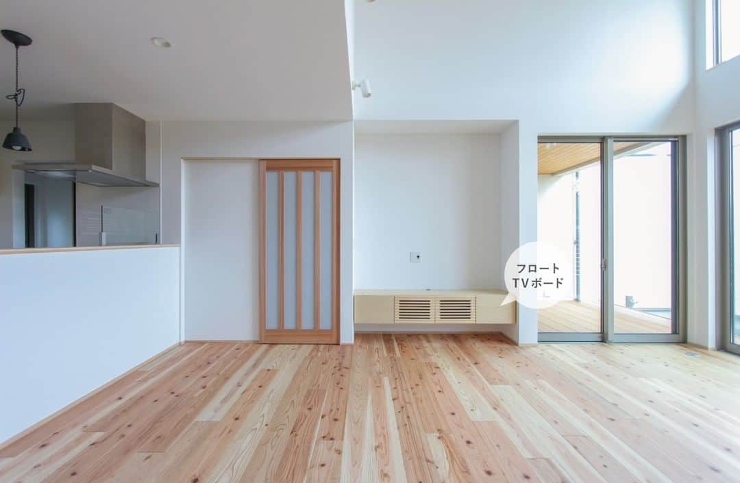 takanohomeさんのインスタグラム写真 - (takanohomeInstagram)「【新築／最新施工事例】 『大宰府の家』 Designed by Mutou  階段下には...ルンバのお家。 テレビボードも造作で、床から 浮かせたフロートにしているので、 ルンバにスイスイ掃除してもらえます！ お助け家電の力も合わせて、 ゆっくりできる家時間を。  タカノホーム【新築】ホームページ 建築事例集コーナーをチェック！ ----------------------------------- @takanohome ----------------------------------- プロフィール覧のURLをクリックして リンクリストの↓ 完工！新築 「大宰府の家」から ご覧いただけます。  #タカノホーム #タカノホーム福岡 #takanohome #福岡  #福岡の家づくり #新築 #注文住宅 #リノベーション #リフォーム #不動産 #工務店 #家 #家づくり #住まい #建築 #デザイン #木の家 #暮らし #インテリア #lifestyle  #house #home #architecture #design #interior #住宅 #ホームツアー #施工事例 #秘密基地のある家 #ルンバの家」11月2日 19時00分 - takanohome