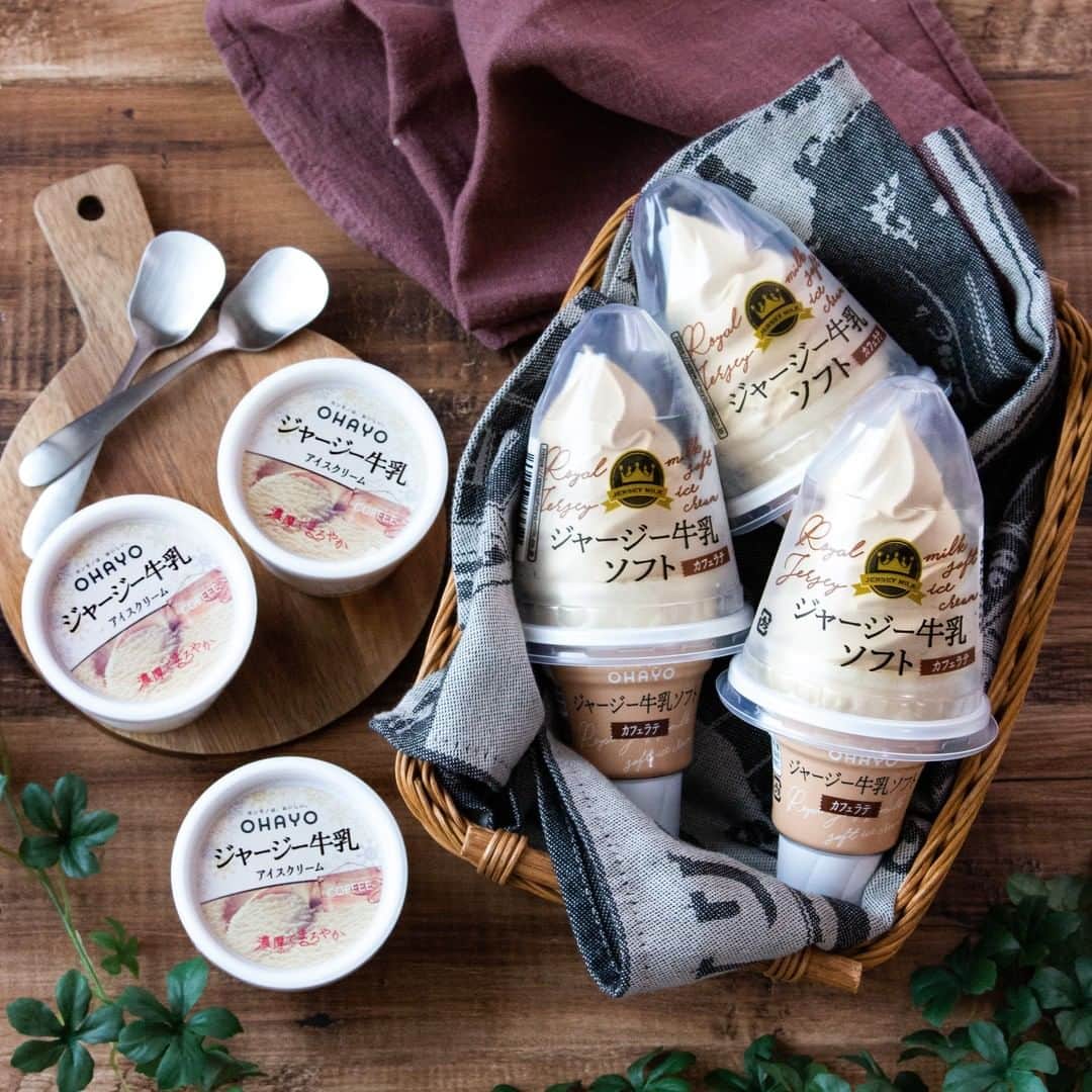 オハヨー乳業 公式アカウントさんのインスタグラム写真 - (オハヨー乳業 公式アカウントInstagram)「こだわりのカフェラテアイスたち🍨あなたならどっち？🧐﻿ ﻿ オハヨー乳業では、ミルクのことを知り尽くした﻿ 乳業メーカーだからこそ作れるカフェラテがあると考え、﻿ ミルクに合うコーヒー豆を世界中から厳選して﻿ カフェラテ味の商品を作っています☕💕﻿ ﻿ 「ジャージー牛乳ソフトカフェラテ」は、﻿ コクのあるおいしさのジャージー乳をぜいたくに﻿ 使用したカフェラテソフトです💓﻿ 濃厚でなめらかな食感なのに、後味はすっきり﻿ としていてぺろりと食べられます🙆﻿ お子様からご年配の方まで親しんでいただける、﻿ やさしいカフェラテ味に仕上げました♡﻿ ﻿ 「ジャージー牛乳アイスクリーム コーヒー」は、﻿ ジャージー乳をぜいたくに使用したプレミアムアイスです💓﻿ 乳化剤、香料、着色料は使用しておらず、﻿ ジャージー乳本来の美味しさを﻿ お楽しみいただけますよ🙌﻿ ﻿ ミルクのおいしさを最大限に生かしたカフェラテアイス、﻿ あなたならどっちを選びますか？🤔♡﻿ それとも両方でしょうか🤤﻿ ぜひコメントで教えてくださいね❣️﻿ ﻿ ジャージー牛乳アイスクリームは﻿ クリスマスアイスギフトの販売も予定していますので﻿ お楽しみに🎄💝﻿ ﻿ ﻿ ﻿ #OHAYO #オハヨー乳業﻿ #オハヨー #アイス #アイスクリーム﻿ #ジャージー牛乳ソフト #ジャージー牛乳アイスクリーム﻿ ___﻿ #アイス好き #アイス好きな人と繋がりたい #アイス部﻿ #アイスタグラム #アイスマニア #今日のアイス #毎日アイス﻿ #コンビニアイス #おすすめアイス﻿ #ご褒美 #プチ贅沢 #癒しの時間 #至福の時間﻿ #コーヒータイム #リラックスタイム #ひんやりスイーツ﻿ #ソフトクリーム #アイスクリーム #ジャージー牛乳﻿ #カフェオレアイス #カフェオレ ﻿ #カフェラテアイス #コーヒー味」11月2日 19時00分 - ohayo_milk