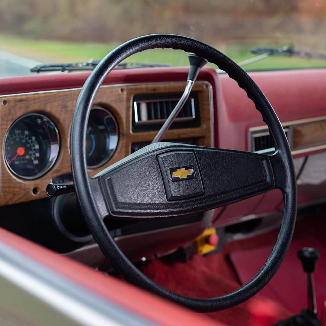 HYPEBEASTさんのインスタグラム写真 - (HYPEBEASTInstagram)「@hypebeastcarclub: @chevrolet has installed an eCrate motor and battery package in one of its classic 1977 K5 Blazers, giving the iconic truck a sustainable bump in performance. It swaps out its original 175-horsepower 400 cubic-inch V8 with an electric Bolt EV motor, working in tandem with a Chevrolet Performance electronically-controlled four-speed automatic transmission to churn out a superior 200 horsepower and 266 pound-feet of torque. Powering this enhanced motor is a 60kWh, 400-volt battery pack installed in the rear of vehicle. Find out more via the link in our bio. It’s expected to be available during the second half of 2021.⁠⠀ Photo: Chevrolet」11月2日 19時01分 - hypebeast