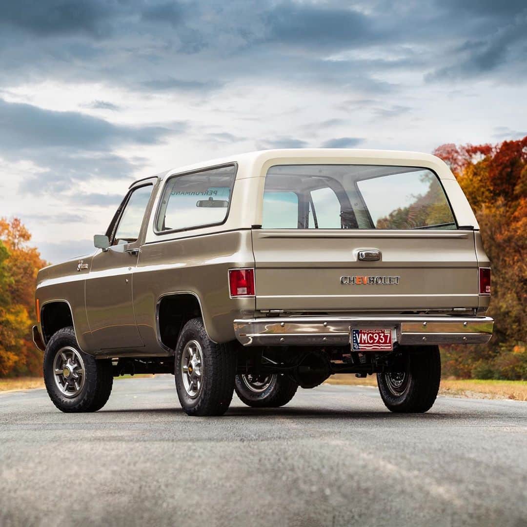 HYPEBEASTさんのインスタグラム写真 - (HYPEBEASTInstagram)「@hypebeastcarclub: @chevrolet has installed an eCrate motor and battery package in one of its classic 1977 K5 Blazers, giving the iconic truck a sustainable bump in performance. It swaps out its original 175-horsepower 400 cubic-inch V8 with an electric Bolt EV motor, working in tandem with a Chevrolet Performance electronically-controlled four-speed automatic transmission to churn out a superior 200 horsepower and 266 pound-feet of torque. Powering this enhanced motor is a 60kWh, 400-volt battery pack installed in the rear of vehicle. Find out more via the link in our bio. It’s expected to be available during the second half of 2021.⁠⠀ Photo: Chevrolet」11月2日 19時01分 - hypebeast