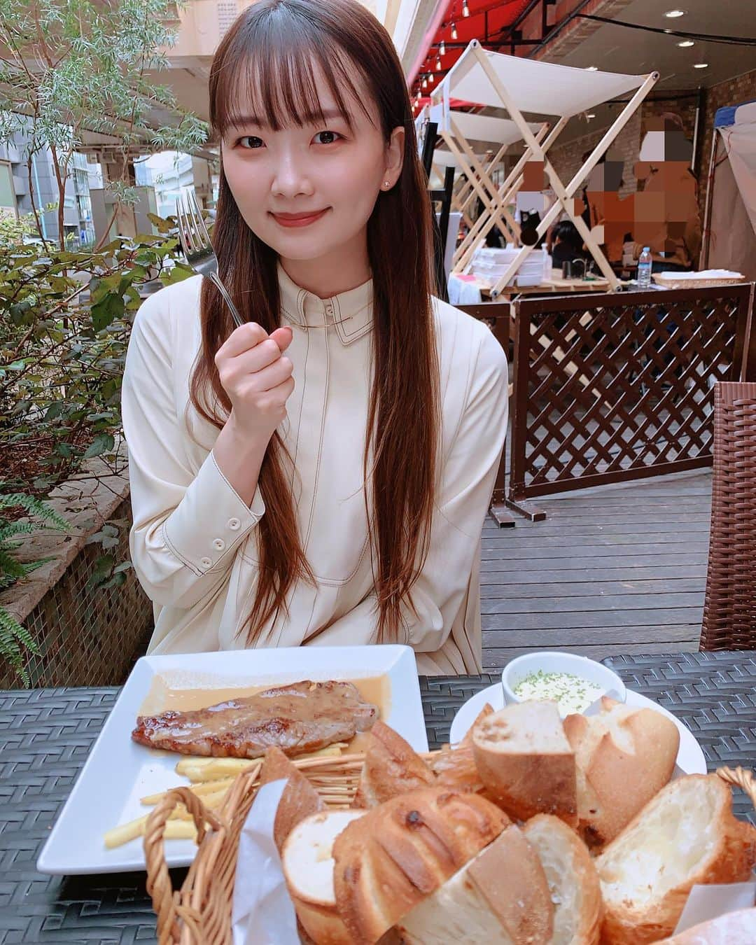 平咲夏加のインスタグラム：「主にパンを食べた～🥖🍞🥐 カボチャのパンが1番お気に入りだった🤤❤ 食べ切れない分はお持ち帰りできた✌️  #メゾンカイザー  #MAISONKAYSER #メゾンカイザーカフェ  #パン  #セルフォード  #セルフォードワンピース  #celford  #tiffany #ティファニー  #ティファニーネックレス  #ティファニーリング  #ティファニーピアス  #tiffanyring  #tiffanynecklace  #tiffanyearrings  #ロングヘア  #longhair  #テラス席」